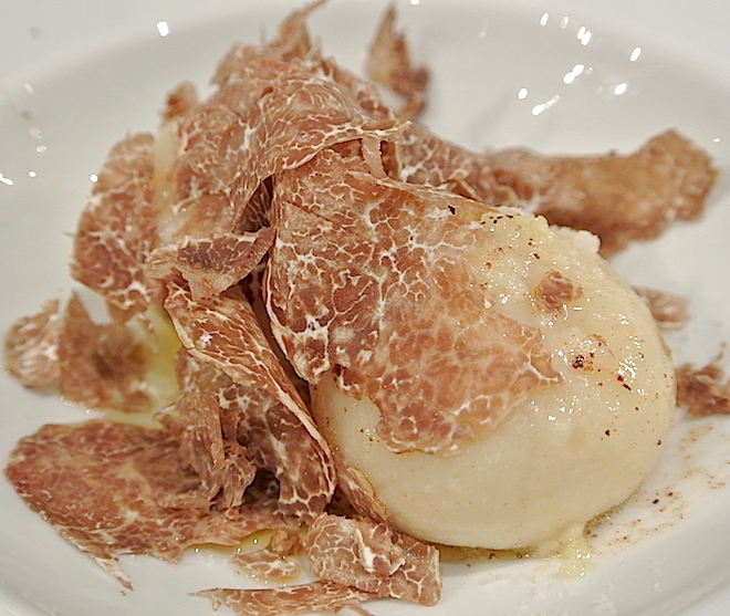 Galleria fotografica





















Schegge di Grana Padano, fettine di prosciutto crudi e Ferrari Maximum Brut come aperitivo a Stelle di Stelle


















Acciughe del Cantabrico, salsa tonnata e nocciole del Piemonte













Code di scampi con crema di mandorle e Roveja








Solosole, Vermentino Igt Toscana 2012, Poggio al Tesoro, cosa di meglio per le code di scampi?








Trento Doc Ferrari Perlè 2007 per la polentina dei fratelli Cerea





