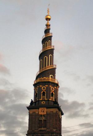 Galleria fotografica






In cammino verso il Noma. Il ristorante è al piano terra del palazzone più a sinistra. Per arrivarci dalla popolare insenatura di Nyhavn (il punto da cui è scattata la foto), occorre fare un bel giro. Ma si notano i lavori per la costruzione di un ponte. Che condurrà dritto all'insegna








Altra prospettiva sul Noma da Nyhavn. Il ristorante galleggia sulla Christianshavn, una delle tante isole artificiali che compongono Copenhagen








Di là del fiume, sulla lunga via che conduce allo spiazzo del Noma








Uno scenario molto tranquillo, di case pastello. Il silenzio è perché vanno tutti in bici













Al massimo si sente rombare qualche scafo








Il vascello davanti al Noma. Oltre a quella danese, sventolano le bandiere di Isole Far Oer e Groenlandia: le loro ambasciate sono nello stesso palazzo del ristorante. Coerenza nordica








Il retro del ristorante. L'80% delle 80 persone che lavorano al Noma viene a lavorare in bici, chef incluso








Dietro al ristorante, un'iscrizione ricorda i passeggeri scomparsi a bordo della danese Hans Hedtoft. Il transatlantico si scontrò il 30 gennaio 1959 contrò un iceberg in Groenlandia. Fu ritrovata solo una cintura di sicurezza
 








L'ingresso del ristorante, al civico 93 di Strandgade








La vista, ingresso alle spalle








Tra l'ingresso e la cucina a vista, spicca un corner di decoro simil-giapponese. A sinistra s'intravede Noma, time and place in Nordic Cuisine, edizioni Phaidon, un testo fondamentale per approfondire tutti i rivoli del Redzepi-mondo. La versione italiana si ordina qui








Una pianta di piccoli agrumi orla la cucina a vista








La porta d'ingresso vista dalla cucina








Le sedie, molto comode, sono anni Sessanta con schienali foderati di pelle di pecora, alcune più morbide di altre








I tavoli sono ampi e senza tovaglie. Attorno prevale il grigio e i colori rustici, sulle travi in legno del soffitto ma anche sulle divise dei ragazzi di sala








La finestra accanto al nostro tavolo








E' lo chef Rene Redzepi a introdurci al pasto: in un vaso di fiori danesi, l'unico pendaglio commestibile è una sorta di carta musica croccante (flatbread) di farina di malto all'aroma di ginepro. Nel piattino in basso, una deliziosa crème fraîche acida per intingerlo








Il flatbread è quello che svetta. "Ma se ci tenete, provate a mangiare anche i fiori", scherza Redzepi. Il cuoco scompare nelle segrete del Noma. Lo ritroveremo solo alla fine del pasto








Tutti i 14 appetizer si mangeranno con le mani. Unica posata, il coltello per tirar su e leccare la crème fraîche da sola (da fare quando tutti gli altri clienti son distratti, però)








Moss and Cep: Muschio di renna con polvere di funghi porcini. E' il corpo bianco, molto saporito ed evanescente, da intingere anch'esso nella crème fraîche
 








Crispy pork skin and black currant: Pelle di maiale croccante e ribes nero, lo strato più esterno. Aspro e croccante








Il ribes nero non ci lascerà prima di molto tempo








Blue mussels and celery: cozze e sedano. Solo due sono quelle buone








La parte inferiore del guscio è commestibile (ancora farina di malto)








Il quinto appetizer è nascosto in una deliziosa scatola di biscotti in latta della tradizione danese (chi non ricorda i Danish butter cookies?)








Cinque tondini, ma solo due "interessanti"








Si chiamano Cheese cookies, rocket and stems, letteralmente Biscotti al formaggio, ruchetta e gambi di erbe aromatiche, un felice snack potenzialmente riproducibile nei nord e nei sud del mondo








Appetizer #6: Potato and duck liver, Patate e fegato d'anatra: le patate croccanti sono in due strati e a mo' di sandwich racchiudono la mousse di fegato. La spolverata è di funghi trombette dei morti, disidratati e polverizzati, una tecnica che troveremo frequentemente








Dried carrot and sorrel, Carote grigliate a fuoco lento per 14 ore, disidratate e servite su polvere di fieno. Si intingono nell'emulsione di acetosella accanto. Un grande piatto perché di inattesa, energica acidità








Ottava entrée: Caramelized milk and cod liver, Biscotto di latte caramellato e fegato di merluzzo, quest'ultimo ghiacciato e pulito. Il secondo dona un aroma molto strong, che domina sul biscotto croccante. Per palati muscolari








Le uova dentro l'uovo








Pickled and smoked quails eggs, Uova di quaglia sbollentate, marinate e affumicate, un classico del Noma. Il tuorlo è completamente liquido








Col Veal fibres and söl, Filamenti di vitello e söl, decimo appetizer, entra in gioco per la prima volta un'alga di mare. E' il söl, appunto, dulse in inglese, Palmaria palmata nella tassonomia scientifica, un'alga rossa incastrata nei filamenti di vitello precedentemente tagliati sottili e poi fritti. Curioso l'impiatto a nido di ingredienti che alla fine incastrano terra e mare








Herb Toast and smoked cod roe, Toast alle erbe e uova di merluzzo affumicato, un'altra grandiosa tapa nordica da far su in due bocconi. Se non ricordiamo male, lo strato superiore è brodo di fegato d'anatra disidratato








Radish, soil and grass, Rapanello, "suolo" ed erba, un altro grande classico del Noma, un paesaggio commestibile di chiara genesi basca-adrianesca, molto replicato negli anni. Carote baby e rapanelli sono interrati in un "suolo" che è una crema di farina di malto con nocciole disidratate. Sotto ancora, uno yogurt di erbe. Finite le verdure, abbiamo chiesto dei cucchiaini per ripulire il suolo








Una foto (di spreadbutter) chiarisce meglio il contenuto del vasetto








Æbleskiver e muikku, penultimo appetizer, di concezione piuttosto recente. Un'antica tradizione dolce danese (Æbleskiver significa "piccoli pezzi di mela" ma la mela qui non c'è) è presentata in versione salata. Code e teste dei muikku, sorta di aringhe baby, sono infilzate in due bigné dall'impasto molto morbido con del ripieno di cetriolo marinato, ben riconoscibile al palato. L'aspetto dispone il cliente alla sfida ma la sua bizzarria visiva si scioglie presto in due bocconi morbidi, eleganti e deliziosi








Ultimo di 14 appetizer: Sorrel leaf and cricket paste, Foglia di acetosella (leggermente piccante) con pasta di grillo. Sì, proprio l'insetto dei prati, qui in consistenza di crema, inserita nel gambo dell'acetosella. Mettendo a fermentare grilli e orzo fermentato, Redzepi ha ottenuto una sorta di garum molto interessante, simile alla soia. Completa il piatto in foto, una granita di nasturzio ghiacciato








E il vino? Non producendo la Danimarca nettari di rilievo, è forse il capitolo meno allettante del Noma. La carta è un trionfo di vini ottenuti in climi freddi: francesi, tedeschi o austriaci soprattutto. Vini di acidità spinta che si combinano bene con le prevalenti acidità dei piatti. Le persone inquadrate nella foto hanno optato per il pairing coi succhi di frutta, quelli sì interessanti e autoctoni: il percorso prevede 7-8 succhi tra cui carote e ginepro, sedano e sedanorapa, cetriolo, eccetera. E i vini italiani? Pochi e tutti rossi, soprattutto di produttori di nebbiolo del Piemonte. "Ma li chiedono solo i norvegesi", ci raccontano








Terminati appetizer e main courses, sbirciamo i lavori in cucina. In primo piano, Samuel Nutter, sous chef inglese








Al centro, riconosciamo Matthew Orlando di San Diego, 35 anni e da 4 e mezzo head chef del Noma. Più tardi ci rivelerà che entro un paio d'anni aprirà il suo ristorante a Copenhagen. "E Renè che ne pensa?", chiediamo. "E' proprio lui a incoraggiarci a metterci in proprio", risponde Orlando. Vero, chiedere anche a Christian Puglisi








Ancora Orlando ci spiegherà che, tra sala, cucina, preparazioni e laboratorio, il Noma arriva a impiegare dall'alba a mezzanotte fino a 80 persone








La cucina prevede 7 comparti: il caldo, il freddo, la pasticceria, gli snack, produzione e mise-en-place, le preparazioni della squadra del mattino e la ricerca (su quest'ultima torneremo più avanti). Gli stagisti scelgono di lavorarci, sapendo di non essere pagati. Redzepi riceve un centinaio di curricula a settimana








Torniamo a tavola e troviamo nuove posate: rami appuntiti di sambuco








Servono a infilzare il primo delle portate "serie", Potato and snails, patate e lumache, servito in due piatti. Il primo è una terrina (rovente) di piccole deliziose patate affumicate e semiaffogate in una salsa al burro dolce e al tavolo spolverate con sale proprio di sambuco. Accanto, piccoli ceppi d'albero affumicati








Accanto, l'altra metà del piatto da infilzare coi bastoncini di sambuco: lumache glassate nel loro succo con burro dolce, olio al prezzemolo ed emulsione di piselli fermentati








Dopo 15 portate arrivano le posate. "Si torna alla civiltà", scherza il ragazzo di sala








...e arriva pure il pane, nascosto in una stoffa soffice con accanto due ciotoline che contengono burro da latte di capra e burro di grasso e crumble di maiale. Colesterolemici, vade retro








Solleviamo la stoffa: il pane è una pagnotta di lievito naturale di grano locale. La crosta è super-fragrante e il cuore molto sofficie e poroso








Cooked fava beans and beach herbs, Fave stufate gentilmente ed "erbe di spiaggia" (che poi sono diversi tipi di alghe di mare). Le fave sono fantastiche nella loro compattezza inaspettatamente dolce








Con la terza portata del ciclo "serio" veniamo ai ragazzi di sala: sono tutti molto professionali ma anche rilassati. Tra i 30 e i 40 anni, molti tatuati, ruotano di continuo al nostro tavolo: una trentina dei piatti sono stati serviti e illustrati da 10 camerieri diversi, molti dei quali cuochi dei livelli più alti della gerarchia. Il ragazzo in foto che ci serve Berries and cucumber, Bacche e cetrioli, si chiama Beau Clugston, è australiano e da poche ore è un nuovo sous-chef del Noma








Ai frutti di bosco e insalata di cetrioli si unisce del succo di camomilla...








...et voilà








Insalata di brown crab (granchi atlantici), tuorlo d'uovo, erbe di campo e il rosso sono le uova del granchio. I ragazzi si raccomandano di fare attenzione perchè potrebbe esserci del carapace o delle chele: la carne del granchio è stata rimossa tutta a mano. Noi ci scontriamo solo con un fresco schiaffo iodato








Accanto alle langoustine, scampi norvegesi, torna l'alga söl, questa volta in forma di emulsione con acqua di ostriche. I puntini rossi sono segale disidratata








Cavolfiore e pino, crema e rafano. Pensi a una capasanta e invece è un trancio di cavolfiore quello che spunta da sotto gli aghi di pino. E' ricavato dalla parte alta dell'ortaggio, arrostito a arricchito con gli aromi di pino, abete, ginepro e rafano. L'orto e il silvestre








Lucioperca con gambi di verdure. Impeccabile ma insolitamente classico nella sua concezione su salsa al burro e capperi. Incuriosisce la disposizione, che lascia intonsa più di metà del piatto. Come a voler lasciar libero il lucioperca di sguazzare di nuovo








Arrivano in tavola nuovi oggetti: olio di fieno e un cronometro. E' l'inizio del gioco di The hen and the egg, La gallina e l'uovo








The hen and the egg #2: attorno a un tegamino rovente su del fieno appena umido, notiamo una chips a spirale di patata e un uovo (d'anatra, ci dicono)








The hen and the egg #3: accanto al tegame, foglie di spinaci, aglio selvatico, germogli e fiori di campo vari








The hen and the egg #4. "Dovete rompere voi l'uovo e cuocerlo", ci spiegano armati di olio di fieno, che spruzzeranno nel tegame prima del nostro esercizio








The hen and the egg #5: son riuscito a non sbrodolare. Il piatto, spiegherà Redzepi poi, "E' un po' un invito sdrammatizzante a cucinare. Sono rimasto sorpreso dal fatto che tanti clienti non hanno mai rotto un uovo. Cerco di mostrare loro che la cucina è in fondo un esercizio molto elementare"








The hen and the egg #6: dopo 120 secondi esatti di cronometro, si uniscono all'uovo le verdure e si rimesta il tutto








The hen and the egg #7: tocco finale, una salsa di acetosella. Il piatto non è memorabile...








...ma il risultato è lo stesso delle 21 portate precedenti: piatto spazzolato The hen and the egg #8








Animelle di vitello, erbe di campo, funghi e sedanorapa. Un gran piatto, ma non esattamente quello che ti aspetti al Noma. Sottigliezze eh








A un passo dai dolci, il brusio in sala si fa più sostenuto. L'alcol e le discussioni sull'incredibile girandola di piatti provati








E il brusio lievita ancora al primo dei due dolci: Blueberries and ants, Mirtilli e formiche (la foto è di garyalanfine, avevo terminato le batterie). Il piatto è duplice: la foto mostra la prima metà, che racchiude una confettura di formiche tra due foglie di nasturzio. Ce la porta al tavolo Rosio Sanchez da Chicago, splendida coordinatrice dei dessert del Noma. E le formiche? Ci torniamo alla fine della gallery








Mirtilli e formiche parte seconda: accanto alle foglie di nasturzio con formiche, arriva un geniale sandwich con gelato di mirtilli (la foto è ancora di garyalanfine)








Ventiquattresimo e ultimo piatto, un "classico" Gammel Dansk, sorta di Jaegermeister danese qui sposato ad acetosella e latte disidratato. Apprezziamo la voglia di non sovraccaricare con ulteriori bombe al cioccolato o altre grasse cremosità che a fine pasto chiederebbero gli straordinari ai succhi gastrici (grazie ancora a garyalanfine)








Dopo oltre 3 ore di degustazione, ci si accomoda tutti nel dehors accanto: in vetrina spiccano grappe di Brunello








Potevano farti mancare lo skyr, il formaggio fermentato acido degli islandesi? Certo che no: agli albori della New Nordic Cuisine venne praticamente brandito da Redzepi come simbolo delle rivoluzione. L'arma per contrastare il dilagare dei formaggi francesi in Danimarca, così come l'olio di colza in vece dell'olio d'oliva








Riordinata la sala per la sera, Kim Sander e Matthew Orlando ci invitano a fare un sopralluogo nei back office del Noma








I ragazzi si divertono ma il lavoro è un massacro: tra il pranzo e la cena ci sono solo 45 minuti di pausa, dalle 17 alle 17.45. "Per questo", spiega Redzepi, "è fondamentale tenere chiuso due giorni, domenica e lunedì. Così stacchiamo da ogni pensiero. 7 su 7 sarebbe controproducente per l'umore di tutti"








Orlando ci mostra il gazebo all'aperto sul retro, dove si griglia e affumica qualsiasi cosa








Al primo piano, un tavolo da 9-15 persone che si aggiunge ai coperti del piano terra. "E' il nostro table's chef' , dice Orlando








Alle pareti, una felice riproduzione caricaturale della cucina di sotto








Nella sala accanto, uno squadrone di giovanissimi è perennemente alle prese con le pre-preparazioni








Tagliare, separare, sgusciare, sminuzzare...








Il terzo ambiente al primo piano è la sala del relax dei ragazzi...








...ma anche quella del grande capo...








...che infatti troviamo defilato ad affettare un mega-cavolo...








...che cavolo non è: "E' un fungo", rivela Renè Redzepi, "un regno che mi affascina tantissimo perché è vasto così", dice disegnando un cerchio molto ampio con le braccia, "mentre noi ne sappiamo tanto così", mima chiudendo pollice e indice. "Purtroppo questa stagione non è propizia per i funghi, troppo secca, ma non dispero"








Ma parliamo di formiche. Redzepì tira fuori un tupperwear brulicante di insetti che vagano rintontiti. "Non è questione di stravaganza o sensazionalismo", spiega, "occorre solo infrangere i nostri tabù, non come esercizio fine a se stesso, ma come esplorazione di tutti i flavour possibili"








"Senti che effluvi naturali di cardamomo escono da qui? Le formiche li rilasciano in modo del tutto naturale per tenere lontani i nemici", spiega








La sera stessa ci scrive su twitter la giornalista spagnola Julia Perez da Lima, spiegando che gli insetti amazzoni che cucina il cuoco venezuelano Sumito Estévez sanno invece di limone
 








"Un giorno, quando avrò tempo, spero non tra 10 anni, voglio trovare il modo di andare a visitare i più grandi macellai italiani". Un messaggio da girare subito a Cazzamali & co.








Formiche again, questa volta col petto rosso. La mirmecologia classifica nel mondo oltre 10mila specie di formiche, ognuna con il suo bagaglio aromatico








Si torna in cucina di sotto: Orlando controlla i vasi di malt flatbred che apriranno anche la cena








E i ragazzi affilano i rami di sambuco...








Mi preparano il conto: 576 euro in due, somma di due menu degustazione (200 euro l'uno) più una bottiglia di Grüner Veltliner Auslese trocken Spiegel di Fred Loimer (154 euro) e due calici di champagne di Christophe Mignon. A destra, Sune Østergaard, restaurant manager








Usciamo per esplorare il laboratorio del Nordic Food Lab che ci ha indicato Redzepi, in pratica una dépendance sull'acqua, proprio davanti al ristorante








L'ingresso del Nordic Food Lab. Ci lavorano quotidianamente 5 persone: docenti di scienze sensoriali dell'università di Copenaghen, antroplogi e docenti e studenti di Yale, parte del progetto Yale Sustainable Food Project








Il Nordic Food Lab è un'organizzazione no profit, fondata nel 2008 da Redzepi e Claus Meyer. Il suo scopo è esplorare gli orizzonti della cucina nordica attraverso la gastronomia tradizionale e moderna e condividere i risultati con chef, accademici, industria e pubblico





