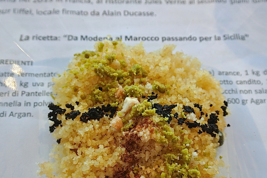 Galleria fotograficaIl cannolo di cous cous di Enrico Panero, del ristorante Da Vinci a Eataly Firenze, usato come evidenziatorePrima nazione in gara al Cous Cous Fest 2014 il Marocco con Majda Nabaoui, cuoca 19enne in forza all'Osteria Francescana a Modena