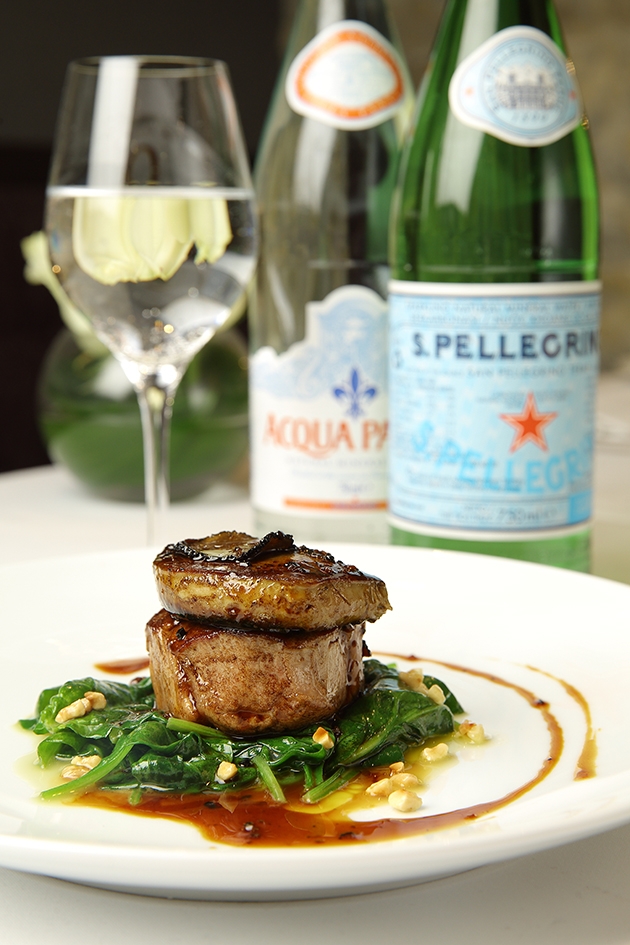 Galleria fotograficaLa sala del ristorante al lower ground floor, piano -1, di Harrods, teatro di Stelle di Stelle, 5 mesi di grande cucina italiana a LondraCarlo Cracco (Ristorante Cracco, Milano) - Risotto al pomodoro verde, pinoli tostatiCarlo Cracco - Tartare di manzo con tuorlo d'uovo marinato, tartufo bianco e mela cotognaCarlo Cracco - Cioccolato bruciato e dessert al prezzemolo