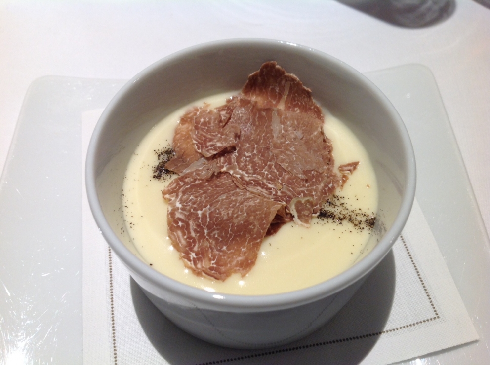 Galleria fotograficaLa sala del ristorante al lower ground floor, piano -1, di Harrods, teatro di Stelle di Stelle, 5 mesi di grande cucina italiana a LondraCarlo Cracco (Ristorante Cracco, Milano) - Risotto al pomodoro verde, pinoli tostatiCarlo Cracco - Tartare di manzo con tuorlo d'uovo marinato, tartufo bianco e mela cotognaCarlo Cracco - Cioccolato bruciato e dessert al prezzemoloCarlo Cracco - Filetto di vitello alla Rossini con foie gras, tartufo nero, spinaci e salsa al MarsalaChicco Cerea (Da Vittorio, Brusaporto, Bergamo) - Crema d'avocado con noci macadamia caramellate e sorbetto di yogurtChicco Cerea - Acciughe del Cantabrico, salsa di tonno e nocciole del PiemonteChicco Cerea - Polentina soffice con robiola di Roccaverano, tartufo bianco e salsa di Grana PadanoChicco Cerea, chef del ristorante Da Vittorio di Brusaporto, Bergamo, 3 stelle Michelin