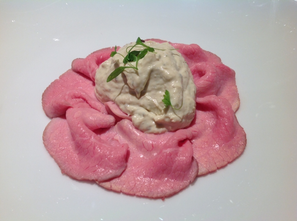 Galleria fotograficaLa sala del ristorante al lower ground floor, piano -1, di Harrods, teatro di Stelle di Stelle, 5 mesi di grande cucina italiana a LondraCarlo Cracco (Ristorante Cracco, Milano) - Risotto al pomodoro verde, pinoli tostatiCarlo Cracco - Tartare di manzo con tuorlo d'uovo marinato, tartufo bianco e mela cotognaCarlo Cracco - Cioccolato bruciato e dessert al prezzemoloCarlo Cracco - Filetto di vitello alla Rossini con foie gras, tartufo nero, spinaci e salsa al MarsalaChicco Cerea (Da Vittorio, Brusaporto, Bergamo) - Crema d'avocado con noci macadamia caramellate e sorbetto di yogurtChicco Cerea - Acciughe del Cantabrico, salsa di tonno e nocciole del PiemonteChicco Cerea - Polentina soffice con robiola di Roccaverano, tartufo bianco e salsa di Grana PadanoChicco Cerea, chef del ristorante Da Vittorio di Brusaporto, Bergamo, 3 stelle MichelinEnrico Crippa (Piazza Duomo, Alba, Cuneo) - Crema di patate d&rsquo;Alta Langa, uovo di quaglia al lapsang souchong