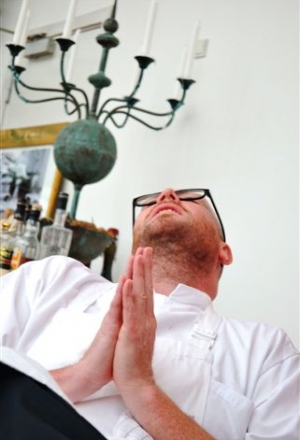 Galleria fotografica






L'ingresso del The Paul, nei giardini di Tivoli








Il cuocone inglese Paul Cunningham: «accidenti,  mi ero dimenticato dell’intervista»





