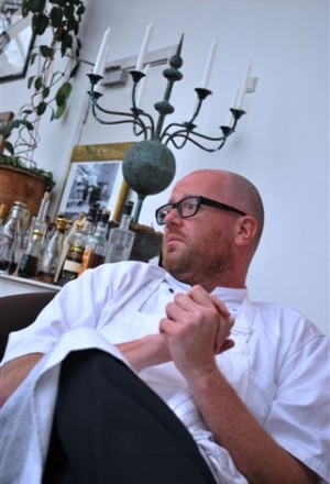 Galleria fotografica






L'ingresso del The Paul, nei giardini di Tivoli








Il cuocone inglese Paul Cunningham: «accidenti,  mi ero dimenticato dell’intervista»








«non ne posso più, sempre le solite domande»





