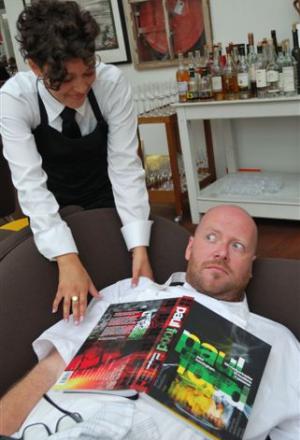 Galleria fotografica






L'ingresso del The Paul, nei giardini di Tivoli








Il cuocone inglese Paul Cunningham: «accidenti,  mi ero dimenticato dell’intervista»








«non ne posso più, sempre le solite domande»








«ma sei proprio sicuro che dovevamo vederci oggi?»








«vabbè, sorridiamo...»








«…e mostriamo la copertina del libro»








«lo ammetto, in alcuni passaggi è un po’ soporifero»





