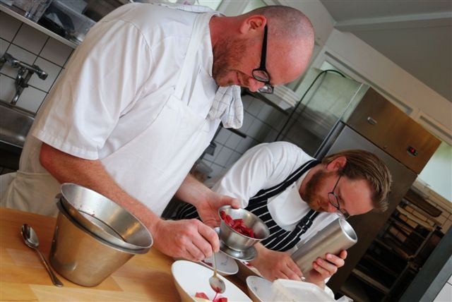 Galleria fotografica






L'ingresso del The Paul, nei giardini di Tivoli








Il cuocone inglese Paul Cunningham: «accidenti,  mi ero dimenticato dell’intervista»








«non ne posso più, sempre le solite domande»








«ma sei proprio sicuro che dovevamo vederci oggi?»








«vabbè, sorridiamo...»








«…e mostriamo la copertina del libro»








«lo ammetto, in alcuni passaggi è un po’ soporifero»








«hey chef, la sala è piena, forse è il caso di andare in cucina»





