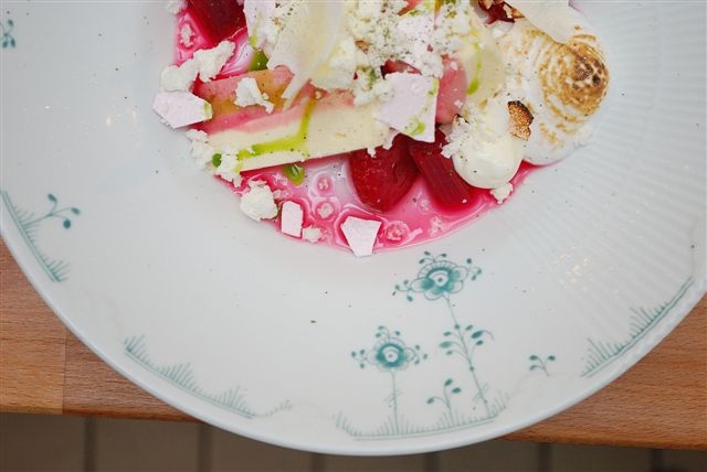 Galleria fotografica






L'ingresso del The Paul, nei giardini di Tivoli








Il cuocone inglese Paul Cunningham: «accidenti,  mi ero dimenticato dell’intervista»








«non ne posso più, sempre le solite domande»








«ma sei proprio sicuro che dovevamo vederci oggi?»








«vabbè, sorridiamo...»








«…e mostriamo la copertina del libro»








«lo ammetto, in alcuni passaggi è un po’ soporifero»








«hey chef, la sala è piena, forse è il caso di andare in cucina»








«ok, ma mi sbatto solo per aggiungere il rabarbaro al dessert»








«ancora un piccolo dettaglio...»





