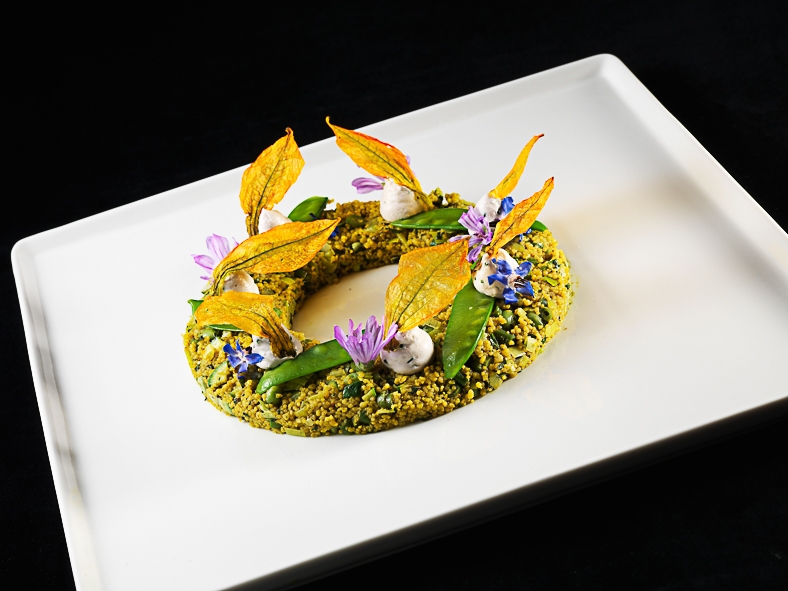 Galleria fotografica






Matteo Rizzo: Funghi porcini al timo
Matteo, il figlio di Elia Rizzo, chef e patron del pluristellato Desco a Verona, telefono +30.045.5953598, ha avuto il grande merito di essersi messo in gioco, forte di una decisone presa alcuni anni fa: nutrirsi in maniera prevalentemente vegetariana. Due piatti ben eseguiti, senza però speciali guizzi creativi in chiave vegana.








Matteo Rizzo: Crema di patate
Bella una frase detta da Matteo Rizzo, trent’anni, al momento di presentare la sua Crema di patate con porro caramellato allo zafferano e sapore di mare (per via dell’erba-ostrica): “Io mi ritengo una ristoratore”. Ecco uno che va oltre il concetto di chef, ormai svuotato da ogni significato e sostanza.








Mario Gagliardi: Dolce, salato, aspro
Ci si aspettava di più da un cuoco in forza al CascinaleNuovo dei fratelli Ferretto a Isola d’Asti nell’Astigiano, telefono +39.0141.958166. Di certo il giovane Mario Gagliardi ha messo nei due piatti la sua terra, andando anche oltre il tema per via del miele d’acacia in questa tavolozza di sapori e colori intitolata Dolce, salato, aspro, amaro in Piemonte. Tante cose, tanta volontà ma anche tanto da limare e correggere.








Mario Gaglardi: Ying e Yang riso e fagioli
Yin e Yang, concetti alti, il nero (yin – e non ying) e il bianco (Yang), la notte e il giorno, il buio e la luce fino a questo piatto di riso nero e fagioli, anche di tofu e di nocciole. Insomma…








Femke van den Heuvel: Roll of asparagus
Donna eccezionale l’olandese Femke van den Heuvel del ristorante Vlam in de pan ad Haarlem, nome scelto con ironia perché in italiano si traduce Fuoco di pagliua quando Femke e la sua cucina sonno tutt’altro che illusioni, fuochi di paglia per l’appunto. Il via con il Roll of asparagus stuffed with hazelnut ricotta, un rotolo di asparagi (fuori) e ricotta lavorata con le nocciole (dentro) che ha fatto un po’ da apripista a altre tre lavorazioni, tutte molto serie e intelligenti. Purtroppo anche poco belle, molto buone di certo.








Femke van den Heuvel: Lava of spring vegetables
Applausi per Femke van den Heuvel anche con Lava, una eruzione di primizie di primavera, erbe aromatiche e alghe. Una tavolozza sulla quale ha disposto i suoi orti, un campionario che ognuno gustava a suo piacimento, stupendosi davanti a tanti ingredienti simili ma mai uguali tra loro. Una curiosità: Femke non usa sale perché in Olanda viene importato. Per salare ricorre, quando serve, all’acqua marina. Coerente. E quei funghi shiitake? Tranquilli: coltivati in Olanda.








Daniela Cicioni: Fermentino
Daniela Cicioni, chef vegana e crudista senza paraocchi, molto curiosa alla cucina nella sua globalità, si impegna a mille per perorare la causa di una golosa e completa alimentazione vegana senza disdegnare la piacevolezza d’insieme di ogni proposta. I due fermentini, simil-formaggi prodotti partendo dalle mandorle, uno fresco e l’altro stagionato starebbe a loro agio nel carrello dei formaggi di ogni locale stellato. Un antipasto da applausi sinceri.





