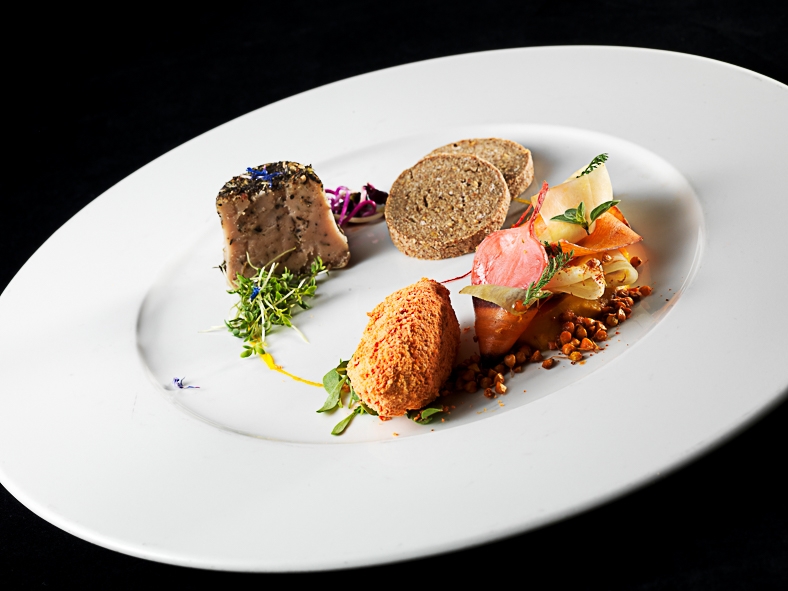 Galleria fotografica






Matteo Rizzo: Funghi porcini al timo
Matteo, il figlio di Elia Rizzo, chef e patron del pluristellato Desco a Verona, telefono +30.045.5953598, ha avuto il grande merito di essersi messo in gioco, forte di una decisone presa alcuni anni fa: nutrirsi in maniera prevalentemente vegetariana. Due piatti ben eseguiti, senza però speciali guizzi creativi in chiave vegana.








Matteo Rizzo: Crema di patate
Bella una frase detta da Matteo Rizzo, trent’anni, al momento di presentare la sua Crema di patate con porro caramellato allo zafferano e sapore di mare (per via dell’erba-ostrica): “Io mi ritengo una ristoratore”. Ecco uno che va oltre il concetto di chef, ormai svuotato da ogni significato e sostanza.








Mario Gagliardi: Dolce, salato, aspro
Ci si aspettava di più da un cuoco in forza al CascinaleNuovo dei fratelli Ferretto a Isola d’Asti nell’Astigiano, telefono +39.0141.958166. Di certo il giovane Mario Gagliardi ha messo nei due piatti la sua terra, andando anche oltre il tema per via del miele d’acacia in questa tavolozza di sapori e colori intitolata Dolce, salato, aspro, amaro in Piemonte. Tante cose, tanta volontà ma anche tanto da limare e correggere.








Mario Gaglardi: Ying e Yang riso e fagioli
Yin e Yang, concetti alti, il nero (yin – e non ying) e il bianco (Yang), la notte e il giorno, il buio e la luce fino a questo piatto di riso nero e fagioli, anche di tofu e di nocciole. Insomma…








Femke van den Heuvel: Roll of asparagus
Donna eccezionale l’olandese Femke van den Heuvel del ristorante Vlam in de pan ad Haarlem, nome scelto con ironia perché in italiano si traduce Fuoco di pagliua quando Femke e la sua cucina sonno tutt’altro che illusioni, fuochi di paglia per l’appunto. Il via con il Roll of asparagus stuffed with hazelnut ricotta, un rotolo di asparagi (fuori) e ricotta lavorata con le nocciole (dentro) che ha fatto un po’ da apripista a altre tre lavorazioni, tutte molto serie e intelligenti. Purtroppo anche poco belle, molto buone di certo.








Femke van den Heuvel: Lava of spring vegetables
Applausi per Femke van den Heuvel anche con Lava, una eruzione di primizie di primavera, erbe aromatiche e alghe. Una tavolozza sulla quale ha disposto i suoi orti, un campionario che ognuno gustava a suo piacimento, stupendosi davanti a tanti ingredienti simili ma mai uguali tra loro. Una curiosità: Femke non usa sale perché in Olanda viene importato. Per salare ricorre, quando serve, all’acqua marina. Coerente. E quei funghi shiitake? Tranquilli: coltivati in Olanda.





