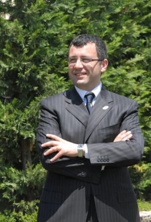 Galleria fotografica






IL MIGLIOR CHEF Cavit
Alessandro Negrini e Fabio Pisani
Il Luogo di Aimo e Nadia, Milano
Ne hanno fatta di strada questi due cuochi nati ai confini opposti d’Italia, Pisani in Puglia e Negrini in Valtellina, già premiati come sous-chef alla corte di Aimo e Nadia Moroni e ora primi assoluti. Da quando hanno la responsabilità del Luogo è sempre Grande Italia ma con sapori anche nuovi








LA MIGLIORE CHEF Sognatori del Gusto
Sara Preceruti
La Locanda del Notaio, Pellio Intelvi (Como)
L’Italia fatica a essere un paese per chef in rosa. Resiste la figura della cuoca che è anche moglie, fidanzata, figlia e raddoppia i fornelli di casa con quelli del locale. Sara Preceruti no. Lei ha scalzato lo chef uomo e ha legittimato stelle e onori con una personalità e sensibilità speciali








IL MIGLIOR CHEF STRANIERO Grana Padano
Kobe Desramaults
In De Wulf, Dranouter (Belgio)
Kobe, un nome che non puoi scordare, secco e netto, ha il grande merito di essere emerso con la sua cucina in un paese, il Belgio, che ha sempre avuto un rapporto stretto con la Francia. Ma lui è fiammingo, se ne infischia e tira diritto con menu solo suoi, prendere e godere. E a Gand ecco il bistrò








IL MIGLIOR SOUS-CHEF Lavazza
Alessandro Procopio
D’O, Cornaredo (Milano)
Non è facile il ruolo di numero due. Bisogna avere la sensibilità e l’intelligenza per capire e poi assecondare il proprio chef, nel caso di Alessandro Procopio il milanese Davide Oldani. Il re della cucina pop ha festeggiato i 10 anni di cucina popolare, resi golosi grazie anche al suo vice








IL MIGLIOR CHEF PASTICCERE Zafferano 3 Cuochi
Luca Sacchi
Cracco, Milano
Come ben raccontato in questa edizione dal suo patron Carlo Cracco, non è facile curare i dessert nel Ristorante Cracco perché non si deve avere la mentalità del pasticciere, bensì quella del cuoco che ragiona pensando anche al lato dolce. Luca Sacchi vi riesce e le sue preparazioni vincono








BIRRA IN CUCINA Birra Moretti
Daniele Usai
Il Tino, Ostia Lido (Roma)
Il Tino di Daniele Usai ha il gran merito, al Lido di Ostia, di non essere mai banale nelle proposte della carta. Non è il solito locale di mare e nemmeno nei bicchieri vengono versati i soliti vini. E la birra ha un ruolo importante, non è la fresca bionda per l’estate ma una realtà in cui credere








LA MIGLIOR CARTA DEI VINI E DISTILLATI Ruinart
Imago dell’Hotel Hassler, Roma
La carta dei vini e dei distillati dell’Imago, che ha nel sommelier Marco Amato il suo ambasciatore, è una delle tante medaglie da appendere nella bacheca dell’Hotel Hassler, scelte che spaziano in ogni direzione per qualità e intelligenza. L’opposto di quei posti che pensano solo ai nomi altisonanti





