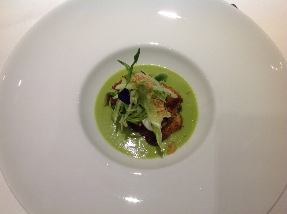 Galleria fotograficaLa sala del ristorante al lower ground floor, piano -1, di Harrods, teatro di Stelle di Stelle, 5 mesi di grande cucina italiana a LondraCarlo Cracco (Ristorante Cracco, Milano) - Risotto al pomodoro verde, pinoli tostatiCarlo Cracco - Tartare di manzo con tuorlo d'uovo marinato, tartufo bianco e mela cotognaCarlo Cracco - Cioccolato bruciato e dessert al prezzemoloCarlo Cracco - Filetto di vitello alla Rossini con foie gras, tartufo nero, spinaci e salsa al MarsalaChicco Cerea (Da Vittorio, Brusaporto, Bergamo) - Crema d'avocado con noci macadamia caramellate e sorbetto di yogurtChicco Cerea - Acciughe del Cantabrico, salsa di tonno e nocciole del PiemonteChicco Cerea - Polentina soffice con robiola di Roccaverano, tartufo bianco e salsa di Grana PadanoChicco Cerea, chef del ristorante Da Vittorio di Brusaporto, Bergamo, 3 stelle MichelinEnrico Crippa (Piazza Duomo, Alba, Cuneo) - Crema di patate d&rsquo;Alta Langa, uovo di quaglia al lapsang souchongEnrico Crippa - Vitello tonnatoGennaro Esposito&nbsp;(La Torre del Saracino, Vico Equense, Napoli) - Passeggiata vicana