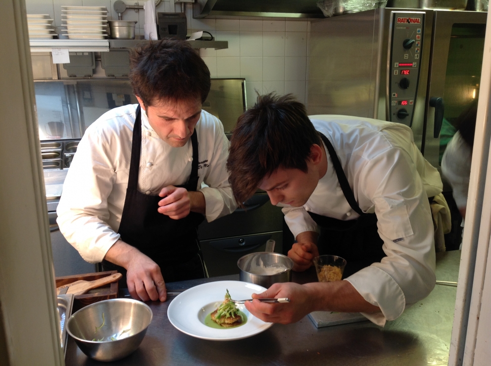 Galleria fotograficaLa sala del ristorante al lower ground floor, piano -1, di Harrods, teatro di Stelle di Stelle, 5 mesi di grande cucina italiana a LondraCarlo Cracco (Ristorante Cracco, Milano) - Risotto al pomodoro verde, pinoli tostatiCarlo Cracco - Tartare di manzo con tuorlo d'uovo marinato, tartufo bianco e mela cotognaCarlo Cracco - Cioccolato bruciato e dessert al prezzemoloCarlo Cracco - Filetto di vitello alla Rossini con foie gras, tartufo nero, spinaci e salsa al MarsalaChicco Cerea (Da Vittorio, Brusaporto, Bergamo) - Crema d'avocado con noci macadamia caramellate e sorbetto di yogurtChicco Cerea - Acciughe del Cantabrico, salsa di tonno e nocciole del PiemonteChicco Cerea - Polentina soffice con robiola di Roccaverano, tartufo bianco e salsa di Grana PadanoChicco Cerea, chef del ristorante Da Vittorio di Brusaporto, Bergamo, 3 stelle MichelinEnrico Crippa (Piazza Duomo, Alba, Cuneo) - Crema di patate d&rsquo;Alta Langa, uovo di quaglia al lapsang souchongEnrico Crippa - Vitello tonnatoGennaro Esposito&nbsp;(La Torre del Saracino, Vico Equense, Napoli) - Passeggiata vicanaGennaro Esposito - Zuppetta di olive nocellara del Belice e mandorle, purea di finocchi e pesce bandiera &ldquo;anni Ottanta"