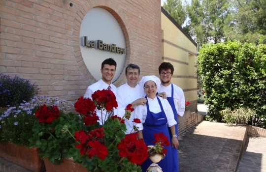 Galleria fotografica






IL MIGLIOR CHEF Cavit
Alessandro Negrini e Fabio Pisani
Il Luogo di Aimo e Nadia, Milano
Ne hanno fatta di strada questi due cuochi nati ai confini opposti d’Italia, Pisani in Puglia e Negrini in Valtellina, già premiati come sous-chef alla corte di Aimo e Nadia Moroni e ora primi assoluti. Da quando hanno la responsabilità del Luogo è sempre Grande Italia ma con sapori anche nuovi








LA MIGLIORE CHEF Sognatori del Gusto
Sara Preceruti
La Locanda del Notaio, Pellio Intelvi (Como)
L’Italia fatica a essere un paese per chef in rosa. Resiste la figura della cuoca che è anche moglie, fidanzata, figlia e raddoppia i fornelli di casa con quelli del locale. Sara Preceruti no. Lei ha scalzato lo chef uomo e ha legittimato stelle e onori con una personalità e sensibilità speciali








IL MIGLIOR CHEF STRANIERO Grana Padano
Kobe Desramaults
In De Wulf, Dranouter (Belgio)
Kobe, un nome che non puoi scordare, secco e netto, ha il grande merito di essere emerso con la sua cucina in un paese, il Belgio, che ha sempre avuto un rapporto stretto con la Francia. Ma lui è fiammingo, se ne infischia e tira diritto con menu solo suoi, prendere e godere. E a Gand ecco il bistrò








IL MIGLIOR SOUS-CHEF Lavazza
Alessandro Procopio
D’O, Cornaredo (Milano)
Non è facile il ruolo di numero due. Bisogna avere la sensibilità e l’intelligenza per capire e poi assecondare il proprio chef, nel caso di Alessandro Procopio il milanese Davide Oldani. Il re della cucina pop ha festeggiato i 10 anni di cucina popolare, resi golosi grazie anche al suo vice








IL MIGLIOR CHEF PASTICCERE Zafferano 3 Cuochi
Luca Sacchi
Cracco, Milano
Come ben raccontato in questa edizione dal suo patron Carlo Cracco, non è facile curare i dessert nel Ristorante Cracco perché non si deve avere la mentalità del pasticciere, bensì quella del cuoco che ragiona pensando anche al lato dolce. Luca Sacchi vi riesce e le sue preparazioni vincono








BIRRA IN CUCINA Birra Moretti
Daniele Usai
Il Tino, Ostia Lido (Roma)
Il Tino di Daniele Usai ha il gran merito, al Lido di Ostia, di non essere mai banale nelle proposte della carta. Non è il solito locale di mare e nemmeno nei bicchieri vengono versati i soliti vini. E la birra ha un ruolo importante, non è la fresca bionda per l’estate ma una realtà in cui credere








LA MIGLIOR CARTA DEI VINI E DISTILLATI Ruinart
Imago dell’Hotel Hassler, Roma
La carta dei vini e dei distillati dell’Imago, che ha nel sommelier Marco Amato il suo ambasciatore, è una delle tante medaglie da appendere nella bacheca dell’Hotel Hassler, scelte che spaziano in ogni direzione per qualità e intelligenza. L’opposto di quei posti che pensano solo ai nomi altisonanti








IL MIGLIOR MAîTRE Tenuta S.Anna
Donato Marzolla
Rossellinis di Palazzo Avino, Ravello (Salerno)
Donato Marzolla è un pugliese, brindisino, da anni al lavoro in Costiera Amalfitana. Indossa la casacca e i modi del maître come dovrebbe essere: una conoscenza enciclopedica dei vini (e non solo dei vini), il consiglio giusto mai imposto e l’ironia che in sala sbroglia le situazioni più intricate








IL MIGLIOR SOMMELIER Torre Rosazza
Valerio Capriotti
Duomo, Ragusa Ibla
Valerio Capriotti si è lasciato alle spalle Roma per abbracciare la causa della qualità al Duomo di Ciccio Sultano, bravissimo nel governare la cantina ma anche a gestire il dopo Angelo Di Stefano, lì da sempre, un monumento che ha preso altre strade. Bere bene con Valerio viene facilissimo








LA SORPRESA DELL’ANNO Bonaventura Maschio
Beniamino Nespor e Eugenio Roncoroni 
Al Mercato, Milano
Ognuno indossa l’abito in cui si sente più a suo agio. C’è lo chef che gradisce lo sfarzo, quello che adora il minimalismo e chi sa muoversi in pochi metri. Nespor e Roncoroni si stanno specializzando in proposte fusion, sospese tra Italia, California e Asia, in ambientini tutta golosa confusione





