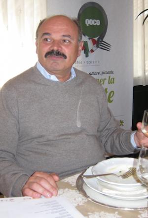 Galleria fotograficaParticolare della giacca da cuoca di Antonella Millarte, gastronoma, appassionata sostenitrice della causa della qualit&agrave; dell'agro-alimentare pugliese. Ha presentato l'intera giornata di Qoco 2011 alla Tenuta Cocevola ad AndriaLo chef Ishii Hidenao e il giornalista Shingeru Haiashi, socio di Eataly in Giappone
Posate surgelate per il sashimiL'Insalata di orata cruda di Ishii HidenaoYuko Suyama, giornalista giapponese da tempo trapiantata a MilanoAntonella Millarte con Bill Knott, Elisabeth Minchilli e Lucy GordanLa Calamarata con ceci neri, gamberi crudi e bottarga di muggine di Alex Pilas, il responsabile di tutta la ristorazione di Eataly New York. Alle sue dipendenze oltre 400 personeAlex Pilas con Luciana Doronzo (Regione Puglia)