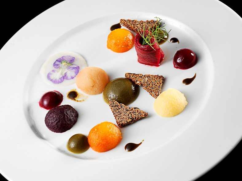 Galleria fotografica






Matteo Rizzo: Funghi porcini al timo
Matteo, il figlio di Elia Rizzo, chef e patron del pluristellato Desco a Verona, telefono +30.045.5953598, ha avuto il grande merito di essersi messo in gioco, forte di una decisone presa alcuni anni fa: nutrirsi in maniera prevalentemente vegetariana. Due piatti ben eseguiti, senza però speciali guizzi creativi in chiave vegana.








Matteo Rizzo: Crema di patate
Bella una frase detta da Matteo Rizzo, trent’anni, al momento di presentare la sua Crema di patate con porro caramellato allo zafferano e sapore di mare (per via dell’erba-ostrica): “Io mi ritengo una ristoratore”. Ecco uno che va oltre il concetto di chef, ormai svuotato da ogni significato e sostanza.








Mario Gagliardi: Dolce, salato, aspro
Ci si aspettava di più da un cuoco in forza al CascinaleNuovo dei fratelli Ferretto a Isola d’Asti nell’Astigiano, telefono +39.0141.958166. Di certo il giovane Mario Gagliardi ha messo nei due piatti la sua terra, andando anche oltre il tema per via del miele d’acacia in questa tavolozza di sapori e colori intitolata Dolce, salato, aspro, amaro in Piemonte. Tante cose, tanta volontà ma anche tanto da limare e correggere.








Mario Gaglardi: Ying e Yang riso e fagioli
Yin e Yang, concetti alti, il nero (yin – e non ying) e il bianco (Yang), la notte e il giorno, il buio e la luce fino a questo piatto di riso nero e fagioli, anche di tofu e di nocciole. Insomma…








Femke van den Heuvel: Roll of asparagus
Donna eccezionale l’olandese Femke van den Heuvel del ristorante Vlam in de pan ad Haarlem, nome scelto con ironia perché in italiano si traduce Fuoco di pagliua quando Femke e la sua cucina sonno tutt’altro che illusioni, fuochi di paglia per l’appunto. Il via con il Roll of asparagus stuffed with hazelnut ricotta, un rotolo di asparagi (fuori) e ricotta lavorata con le nocciole (dentro) che ha fatto un po’ da apripista a altre tre lavorazioni, tutte molto serie e intelligenti. Purtroppo anche poco belle, molto buone di certo.





