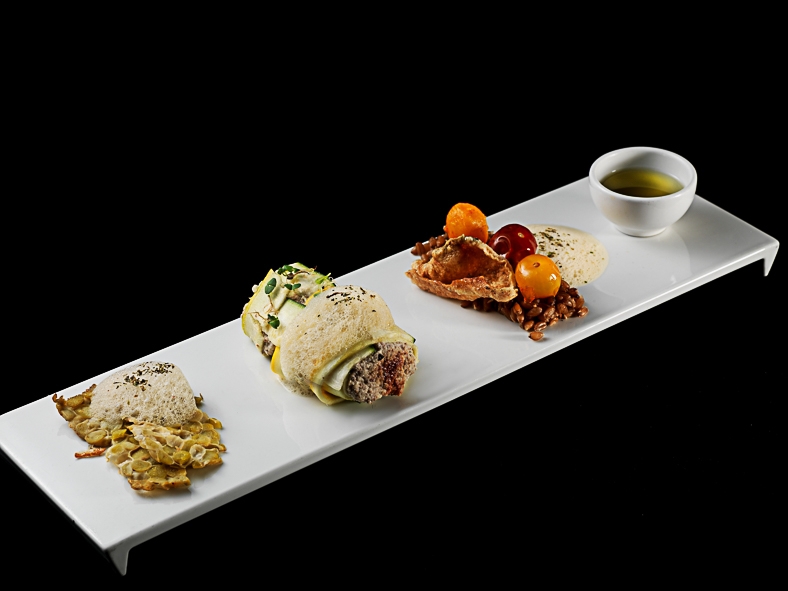 Galleria fotografica






Matteo Rizzo: Funghi porcini al timo
Matteo, il figlio di Elia Rizzo, chef e patron del pluristellato Desco a Verona, telefono +30.045.5953598, ha avuto il grande merito di essersi messo in gioco, forte di una decisone presa alcuni anni fa: nutrirsi in maniera prevalentemente vegetariana. Due piatti ben eseguiti, senza però speciali guizzi creativi in chiave vegana.








Matteo Rizzo: Crema di patate
Bella una frase detta da Matteo Rizzo, trent’anni, al momento di presentare la sua Crema di patate con porro caramellato allo zafferano e sapore di mare (per via dell’erba-ostrica): “Io mi ritengo una ristoratore”. Ecco uno che va oltre il concetto di chef, ormai svuotato da ogni significato e sostanza.








Mario Gagliardi: Dolce, salato, aspro
Ci si aspettava di più da un cuoco in forza al CascinaleNuovo dei fratelli Ferretto a Isola d’Asti nell’Astigiano, telefono +39.0141.958166. Di certo il giovane Mario Gagliardi ha messo nei due piatti la sua terra, andando anche oltre il tema per via del miele d’acacia in questa tavolozza di sapori e colori intitolata Dolce, salato, aspro, amaro in Piemonte. Tante cose, tanta volontà ma anche tanto da limare e correggere.








Mario Gaglardi: Ying e Yang riso e fagioli
Yin e Yang, concetti alti, il nero (yin – e non ying) e il bianco (Yang), la notte e il giorno, il buio e la luce fino a questo piatto di riso nero e fagioli, anche di tofu e di nocciole. Insomma…





