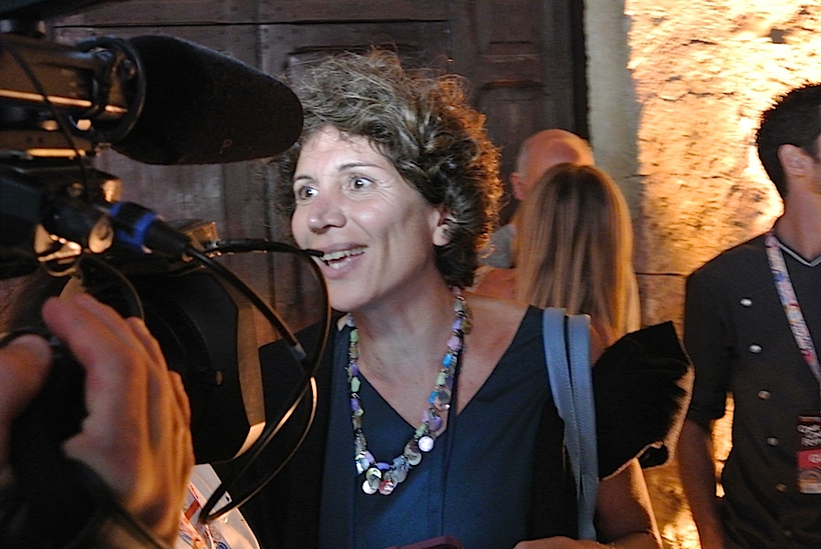 Galleria fotograficaIl cannolo di cous cous di Enrico Panero, del ristorante Da Vinci a Eataly Firenze, usato come evidenziatorePrima nazione in gara al Cous Cous Fest 2014 il Marocco con Majda Nabaoui, cuoca 19enne in forza all'Osteria Francescana a ModenaMajda Nabaoui, in Italia, a Modena, dall'et&agrave; di 9 anni, ha chiamato la sua proposta Da Modena al Marocco passando per la Sicilia, la sua colazione la mattina di sabatoI due concorrenti della Tunisia, entrambi in forza al Taglio a Milano, a destra Domenico della Salandra e al centro Mohamed Mabrouk catturato dalla bellezza della presentatrice Eliana ChiavettaL'Arancino di cous cous grazie al quale la Tunisia &egrave; arrivata alla finale a livello di giuria popolare superando il Marocco per appena un centesimo: 8,92 contro 8,91. Al suo interno scampi freschi. Nota curiosa: visto che eravano nel Trapanese, quindi Sicilia occidentale, sarebbe stato pi&ugrave; corretto chiamare il piatto ArancinaTre giorni di assaggi, tutto nel PalaBia, il tendone ridosso della spiaggia di San Vito Lo Capo. Il cielo ti invitava a mollare tutto e a tuffartiIl Cous Cous dolce, nome concreto del piatto della Francia, delle cuoche Marion Roger (cous chef di Alice Delcourt all'Erba Brusca a Milano) e Chiara Cilio, che hanno proposto un uso insolito del cous cous, in forma dolce, con tanto di gelato alla verbena. Con questo dessert, la Roger ha vinto il premio per l'originalit&agrave; e sfiorato il successo assoluto, centrato dalla Delcourt nel 2011 e 2012Maziar Farivar, radici iraniane e cittadinanza statunitense. Del suo piatto ricorderemo solo un eccessivo e gratuito uso del peperoncino. Doveva essere un cous cous nel segno dello Shrimp Jambalya ma, eliminato il prosciutto affumicato nel timore di imbattersi in musulmani in giuria, tutto &egrave; crollato.Il cous cous americano, un piatto imbarazzante, facile preferirgli quello francese. La giuria popolare ha votato il dessert 8,86 e il cous cous patriottico 7,86 (ma la giuria di esperti &egrave; stata ancora pi&ugrave; severa)Mohamed Mabrouk e Domenico della Salandra per una volta schierati nella giuria popolareIsraele in gara contro il Libano grazie a Michael Korenman, tutti presi in contropiede perch&eacute; si aspettavano un Michele, un lui e non una leiMichael Korenman &egrave; stata anche la cuica personale di Oprah Winfrey in America, conduttrice tiv&ugrave; e attrice. Il suo cous cous &egrave; piaciuto pi&ugrave; agli esperti che al pubblico. Ricco di spunti come i falafel, ottimi i singoli pezzi meno l'assemblaggio finale e un attimo inutile il tonno come nota del mare. Il piatto non aveva un nome: "Abbiamo avuto un'estata difficile per via della guerra che proprio non avevo pensato a come chiamarlo. Lo faccio ora e lo chiamo PACE". Applausi scrosciantiNahida Salman, cuoca libanese che dal 2006 vive a Ragusa in Sicilia, tra i suoi parenti anche l'attuale presidente della Repubblica del Libano Michel Suleiman. Il suo cous cous, lo Yakneh Tabule alla carne di agnello, &egrave; stato preferito per due centesimi dalla giuria popolare: 8,57 contro 8,55.Un dettaglio del cous cous libanese, il tabul&egrave; usato dalla chef come ripieno degli involtini di foglie di viteCome per Israele, la partecipazione dei cuochi della Palestina assume sempre un significato che trascende quello gastronomico. A volte ci scappa pure un signor piatto, non &egrave; stata questa la volta ma Hani Kasabra e Odeh Abu El Hawa hanno lo stesso strappato applausi. Se &egrave; stata un'estate pesante per chi vive in Israele, figuriamoci per loro (che, comunque, non arrivano da Gaza bensi da Betlemme). Sono ampiamente scusati se non hanno versato il miele in un cous cous di pollo e verdure in brodo, miele annunciato nel nome stesso della preparazione.Il Cous Cous con pollo e verdure della Palestina. Tanta buona volont&agrave;.Mamma Africa alias Konate Abibata, nativa di Abidjian e a Palermo dal 1994 dove presto avrebbe aperto un'osteria nel quartiere di Santa Chiara per i suoi connazionali ivoriani e via via per sempre pi&ugrave; italiani. Gi&agrave; nonna di sette nipoti, anima una fondazione a favore dei bambini del Burkina Faso, "un Paese ancora pi&ugrave; povero della Costa d'Avorio". Vincitrice due volte del Cous Cous Fest, 2006 e 2008, superata la Palestina per 9,11 contro 8,24, Mamma Africa si &egrave; aggiudicata il premio per la migliore presentazione.Mamma Africa ha chimato il suo cous cous Gli spiedini della nonna, lei ormai nonna e molto attaccata a sua madre. Per&ograve; gli spiedini di manzo non hanno sfilato. La cuoca ivoriana ha usato l'occasione per lanciare un messaggio di pace e di fratellanza tra le nazioni di Africa (la mano nera) e Europa (il fondo bianco) nel segno di un cuoro rosso e vivo. Il cous cous della Costa d'Avorio come &egrave; stato servito alla giuria tencica. Particolarmente scomodo e brutto il bicchiere per il sugo di carne, ma molto funzionale alla riuscita del piatto perch&eacute; uno poteva versarlo subito prima di papparselo. In finale invece Mamma Africa ha preferito, in assenza di bricchetti, versare il sugo prima di servire, ma cos&igrave; il torrino &egrave; risultato asciutto.L'ultimo confronto eliminatorio ha visto in gara l'Italia e l'Eritrea. Primi a uscire in sala i cuochi azzurri, il sanvitese Giuseppe Salmeri, in forza all'hotel Capo San Vito, tutto a sinistra nella foto, e il milanese Andrea Provenzani, chef-patron del Liberty.Andrea Provenzani aveva vinto le selezioni di giugno per rappresentare l'Italia al Cous Cous Fest vero e proprio, assieme con Giuseppe Salmeri, grazie a un piatto dominato dal pesce spada. Tre mesi dopo la ricciola, un esemplare di 36 chili, ha preso il posto dello spada e il piatto, presentato come La mia Sicilia, &egrave; diventato La nostra Sicilia, di Andrea e di Giuseppe. A fine eleminatorie, &egrave; risultato il pi&ugrave; voitato: 9,44. A farne le spese l'Eritrea, voto 8,58.Al cous cous italiano, per essere gustato, mancava il tocco finale, un latte di mandorle naturale, preparato dagli stessi chef.Neil Vivaldo, classe 1974, inizi&ograve; a lavorare nel ristorante eritreo dei genitori a Torino, il Mar Rosso, quando aveva 22 anni. Era il 1996 e solo da poche stagioni ha lasciato la sala per la cucina. A San Vito Lo Capo si &egrave; presentato con la madre, Harig&ugrave; Tealwe, brava a confezionare un Cous cous all'abissina.Il Cous cous all'abissina di Neil Vivaldo e sua madre Harig&ugrave; Tealwe. Per l'abbondanza di frutti di mare e crostacei nel sugo, &egrave; stato ribattezzato Cous cous allo scoglio.