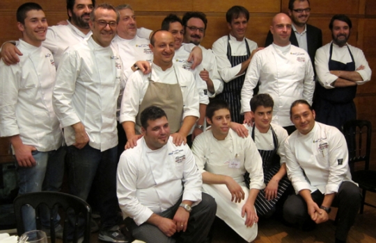 Galleria fotograficaAppetizer di Nuno Mendes, Spaghetti di patate con calamariSpaghetti freddi, sedano, uova di aringa, anice di Paolo LoprioreGli attrezzi del mesterie di Davide ScabinPasta sushi Com.Bar di Davide ScabinD'O Riso allo zafferano di Davide OldaniPescespada con polvere di capperi Iblei, cenere di olive ed emulsione di bottarga di Ciccio SultanoOssobuco con riso allo zafferano sempre la dente di Massimo BotturaSignor Bottura, please, mi fa un autografoThe Expressionism di Antonino Cannavacciuolo