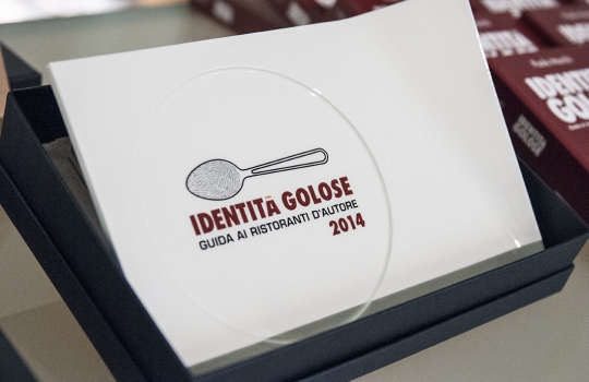 Galleria fotografica






La settima edizione della Guida Identità Golose ai ristorante d'autore in Italia e nel mondo









La sala gremita del Magna Pars Suite MIlano in via Forcella 6 a Milano








I Migliori chef per la Guida di Identità Golose 2014 sono Alessandro Negrini e Fabio Pisani de Il Luogo di Aimo e Nadia a Milano. Con loro sul palco, il sommelier Nicola Dell'Agnolo e Stefania Moroni. A premiarli Carlo Bianchi, area manager di Cavit. A destra, Paolo Marchi, curatore della Guida di Identità 2014.








Alessandro Negrini e Fabio Pisani "depositano" la loro impronta d'autore








La Migliore chef donna è Sara Preceruti de La Locanda del Notaio di Pellio Intelvi (Como), menzione speciale Sognatori del Gusto. Premia Marco Barbieri, International Relations Team di S.Pellegrino.








Sara Preceruti








Paolo Marchi con Oscar Farinetti, autore della prefazione della guida








Il Miglior chef straniero 2014 è Kobe Desramaults del ristorante In de Wulf a Heuvelland nelle Fiandre, in Belgio. Premia Serena Stefanoni de il Consorzio Grana Padano. Con loro Gabriele Zanatta (a sinistra), caporedattore della guida, e Paolo Marchi








Kobe Desramaults








Il Miglior sous chef è Alessandro Procopio del ristorante D’O di Cornaredo (Milano), chef Davide Oldani (in foto, a sinistra). È premiato da Sara Peirone, responsabile Top Gastronomy di Lavazza.








Paolo Marchi con Carlo Cracco, autore della prefazione dolce








Paolo Marchi con Massimo Bottura, autore del racconto di Modena








Il miglior chef pasticciere è Luca Sacchi del ristorante Cracco a Milano. Premia Cristina Trolli di Zafferano 3 Cuochi. Con loro, lo chef Carlo Cracco e Paolo Marchi








Luca Sacchi, Miglior Chef Pasticciere 2014








Il Premio Birra in cucina è di Daniele Usai del ristorante Il Tino di Ostia a Roma. A premiarlo per Birra Moretti, Alfredo Pratolongo, direttore Comunicazione e Affari istituzionali di Heineken Italia








Daniele Usai con il premio Caraiba e la guida








Nel corso della presentazione








La Miglior carta dei vini e distillati: Imago dell’Hotel Hassler di Roma. A ritirare il premio, il sommelier Marco Amato e lo chef Francesco Apreda. Premia Marco Ravasi, brand director Italy di Ruinart








Le firme di Marco Amato e Francesco Apreda








Il Miglior sommelier è Valerio Capriotti del ristorante Duomo di Ragusa Ibla, chef Ciccio Sultano (sul palco, a sinistra). Premia Carlo Mogolino, brand manager di Torre Rosazza








Valerio Capriotti








Il Miglior maître è Donato Marzolla, del ristorante Rossellinis del Palazzo Avino a Ravello (Salerno). Premia Tenuta Sant’Anna: in foto, Francesco Marchese, responsabile marketing e comunicazione de Le Tenute di Genagricola








Donato Marzolla





