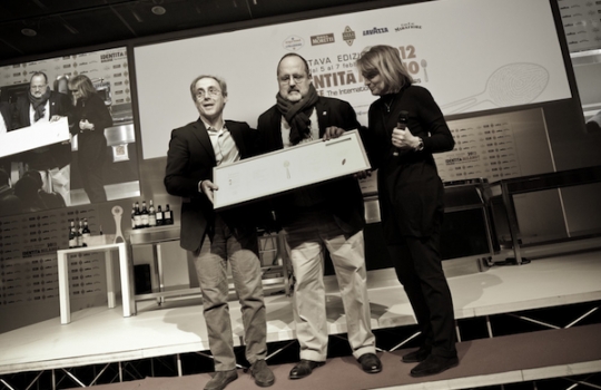 Galleria fotograficaViviana Varese, chef e titolare di Alice in via Adige a Milano, telefono +39.02.5462930, con Alfredo Zini, vice presidente della FipeGianluca Fusto, globetrotter del cioccolato, telefono +39.389.6916364, premiato come Pasticciere dell'Anno da Sara Peirone, responsabile Top Gastronomy di LavazzaClaudio Sadler, chef e patron del ristorante Sadler in via Ascanio Sforza 77 a Milano, telefono +39.02.58104451. Suo il premio Birra in cucina ricevuto dalle mani di Alfredo Pratolongo, responsabile Comunicazione e Affari Istituzionali di Heineken ItaliaSimone Padoan, titolare dei Tigli a San Bonifacio in provincia di Verona, telefono +39.045.6102606, padre della pizza gourmet e come tale premiato con il Petra Creativit&agrave; in cucina da Chiara Quaglia e Piero Gabrieli di Molino Quaglia
Franco Aliberti premiato da Paolo Caporossi, Marketing Manager Italia di S.Pellegrino, come miglior giovane nel panorama italiano. Appunto importante: dopo una vita come pasticciere, Franco all'Osteria Francescana si occuper&agrave; di primi piatti. Per i dessert c'&egrave; tempoMassimo Bottura con Nicola Baldrighi, presidente del Consorzio di tutela del Grana Padano. La faraona dolce-salata dello chef-patron dell'Osteria Francecana, in via Stella a Modena, telefono +39.059.210118, &egrave; stata giudicata il Piatto dell'AnnoDue famiglie per un premio: Matteo e Camilla Lunelli, titolari della trentina Cantine Ferrari, con Chicco e Bobo Cerea, Famiglia dell'Anno 2012, alla testa del ristorante Da Vittorio a Brusaporto in provincia di Bergamo, telefono +39.035.681024
Missy Robbins &egrave; la straordinaria guida di ben due locali che a New York si chiamano A Voce, sulla Madison e sulla Park. Quest'anno a Milano, Missy &egrave; stata premiata da Manfredi Barbera, titolare dei Premiati Oleifici Barbera, per avere esaltato la&nbsp; Tipicit&agrave; italiana in cucinaNiko Romito, faro del Reale Casadonna nella nuova sede di Castel di Sangro in provincia dell'Aquila, telefono +39.0864.69382, &egrave; il Cuoco dell'Anno Nino Negri secondo noi di Identit&agrave; GoloseAlessandro Gilmozzi, chef e patron del Molin a Cavalese in provincia di Trento, telefono +39.0462.340074, premiato da Giovanni Minetti, direttore generale di Fontanafredda - Mirafiore, perch&eacute; il miglior Artigiano della gola dell'anno 2012Aimo e Nadia Moroni, toscani trapiantati a MIlano da oltre mezzo secolo, alla guida del Luogo di Aimo e Nadia in via Montecuccoli, telefono +39.02.02.416886Aimo Moroni &egrave; stato festeggiato proponendo pi&ugrave; versioni dei suoi celebri Spaghetti al cipollotto e peperoncino frescoFoto ricordo per tutti coloro che vivono, lavoreano e stimano profondamente Aimo e Nadia Moroni. Da destra verso sinistra, si riconoscono Corrado Assenza, Alessandro Negrini, Fabio Pisani, Aimo, Massimiliano Alajmo, Stefania Moroni, Nicola Dell'Agnolo, Nadia Moroni, Gianluca Fusto, Federico Graziani...Rodrigo Oliveira, del Mocot&ograve; a San Paolo in Brasile, con il quadro che ogni anno viene donato a tutti i relatori per avere contribuito, con la loro presenza, al successo di Identit&agrave; Golose. Di edizione in edizione cambia la frase-simbolo, quest'anno uscita dalla mente di Antonio Albanese: "La sperimentazione ha lo stesso valore della tradizione ed entrambe prendono forza l'una dall'altra, mentre di indeboliscono se percorrono binari troppo divergenti, che non si incontrano mai".