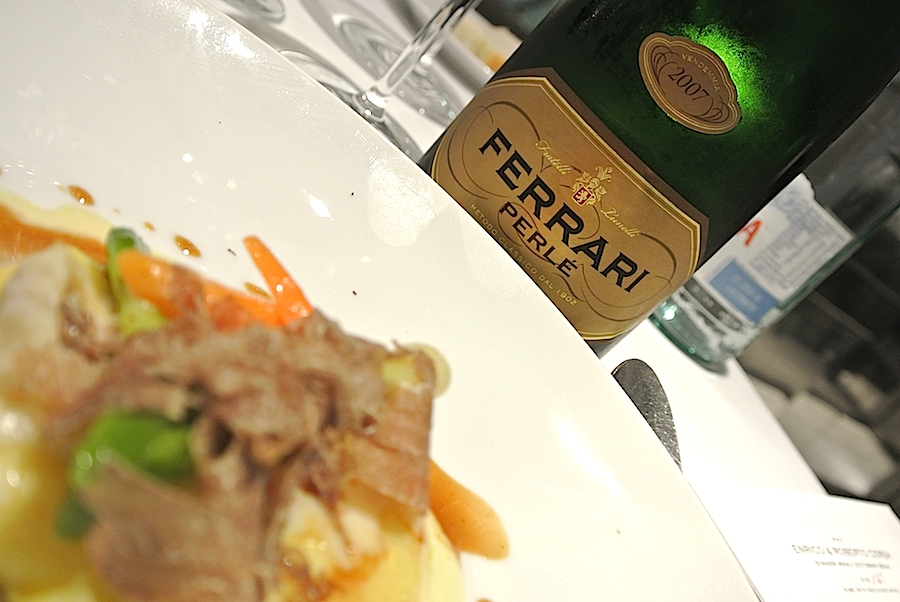 Galleria fotografica





















Schegge di Grana Padano, fettine di prosciutto crudi e Ferrari Maximum Brut come aperitivo a Stelle di Stelle


















Acciughe del Cantabrico, salsa tonnata e nocciole del Piemonte













Code di scampi con crema di mandorle e Roveja








Solosole, Vermentino Igt Toscana 2012, Poggio al Tesoro, cosa di meglio per le code di scampi?





