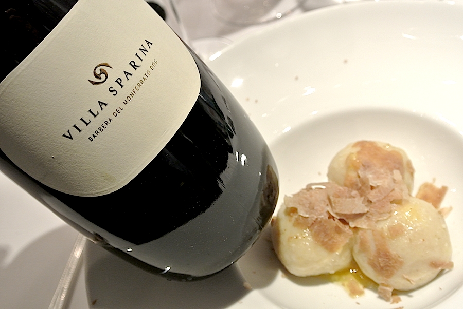 Galleria fotografica





















Schegge di Grana Padano, fettine di prosciutto crudi e Ferrari Maximum Brut come aperitivo a Stelle di Stelle


















Acciughe del Cantabrico, salsa tonnata e nocciole del Piemonte













Code di scampi con crema di mandorle e Roveja








Solosole, Vermentino Igt Toscana 2012, Poggio al Tesoro, cosa di meglio per le code di scampi?








Trento Doc Ferrari Perlè 2007 per la polentina dei fratelli Cerea








Gli Gnocchi ripieni con cuore di fonduta al tartufo bianco





