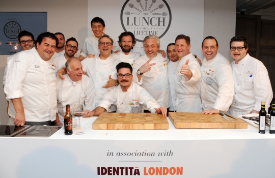 Galleria fotografica






Lo squadrone di Identità Londra al The Georgian di Harrods: in prima fila si riconoscono, da sinistra, Gennaro Esposito, Giuseppe Silvestri, Massimo Bottura, Luciano Monosilio, Carlo Cracco, Davide Scabin, Enrico e Roberto Cerea





