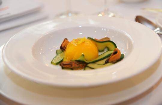 Galleria fotografica






Lo squadrone di Identità Londra al The Georgian di Harrods: in prima fila si riconoscono, da sinistra, Gennaro Esposito, Giuseppe Silvestri, Massimo Bottura, Luciano Monosilio, Carlo Cracco, Davide Scabin, Enrico e Roberto Cerea










