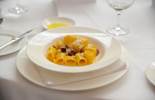 Galleria fotografica






Lo squadrone di Identità Londra al The Georgian di Harrods: in prima fila si riconoscono, da sinistra, Gennaro Esposito, Giuseppe Silvestri, Massimo Bottura, Luciano Monosilio, Carlo Cracco, Davide Scabin, Enrico e Roberto Cerea













L'Uovo in camicia allo zafferano, zucchine e cozze di Carlo Cracco





