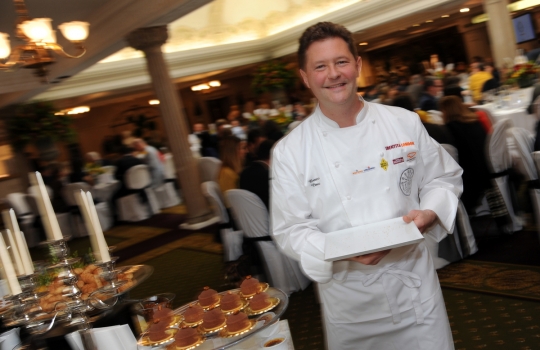 Galleria fotografica






Lo squadrone di Identità Londra al The Georgian di Harrods: in prima fila si riconoscono, da sinistra, Gennaro Esposito, Giuseppe Silvestri, Massimo Bottura, Luciano Monosilio, Carlo Cracco, Davide Scabin, Enrico e Roberto Cerea













L'Uovo in camicia allo zafferano, zucchine e cozze di Carlo Cracco








La carbonara di Luciano Monosilio








Trancio di pesce bianco scottato, variazione di clorofille e battuto di erbe aromatiche di Gennaro Esposito





