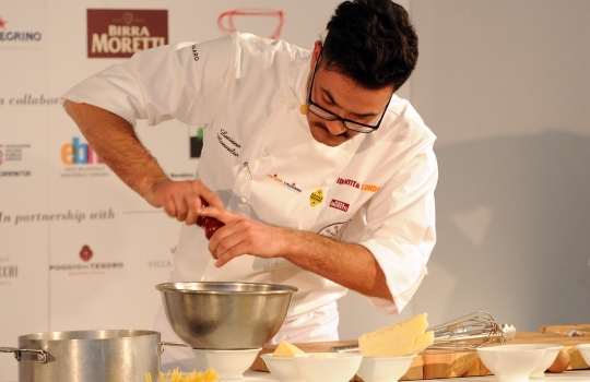 Galleria fotografica






Lo squadrone di Identità Londra al The Georgian di Harrods: in prima fila si riconoscono, da sinistra, Gennaro Esposito, Giuseppe Silvestri, Massimo Bottura, Luciano Monosilio, Carlo Cracco, Davide Scabin, Enrico e Roberto Cerea













L'Uovo in camicia allo zafferano, zucchine e cozze di Carlo Cracco








La carbonara di Luciano Monosilio








Trancio di pesce bianco scottato, variazione di clorofille e battuto di erbe aromatiche di Gennaro Esposito








Enrico Cerea, Da Vittorio a Brusaporto (Bergamo)





