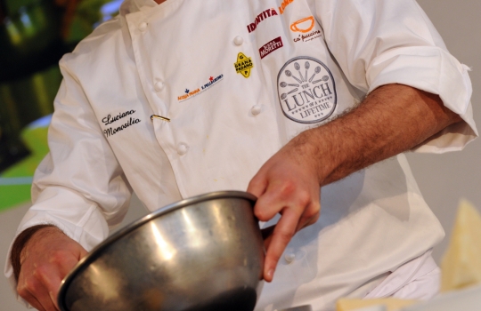 Galleria fotografica






Lo squadrone di Identità Londra al The Georgian di Harrods: in prima fila si riconoscono, da sinistra, Gennaro Esposito, Giuseppe Silvestri, Massimo Bottura, Luciano Monosilio, Carlo Cracco, Davide Scabin, Enrico e Roberto Cerea













L'Uovo in camicia allo zafferano, zucchine e cozze di Carlo Cracco








La carbonara di Luciano Monosilio








Trancio di pesce bianco scottato, variazione di clorofille e battuto di erbe aromatiche di Gennaro Esposito








Enrico Cerea, Da Vittorio a Brusaporto (Bergamo)








Luciano Monosilio, Pipero al Rex (Roma)





