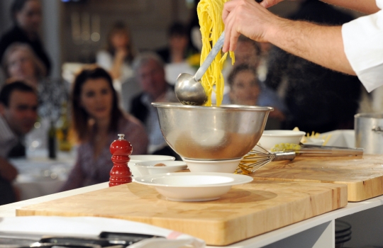 Galleria fotografica






Lo squadrone di Identità Londra al The Georgian di Harrods: in prima fila si riconoscono, da sinistra, Gennaro Esposito, Giuseppe Silvestri, Massimo Bottura, Luciano Monosilio, Carlo Cracco, Davide Scabin, Enrico e Roberto Cerea













L'Uovo in camicia allo zafferano, zucchine e cozze di Carlo Cracco








La carbonara di Luciano Monosilio








Trancio di pesce bianco scottato, variazione di clorofille e battuto di erbe aromatiche di Gennaro Esposito








Enrico Cerea, Da Vittorio a Brusaporto (Bergamo)








Luciano Monosilio, Pipero al Rex (Roma)










