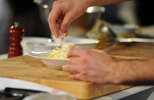 Galleria fotografica






Lo squadrone di Identità Londra al The Georgian di Harrods: in prima fila si riconoscono, da sinistra, Gennaro Esposito, Giuseppe Silvestri, Massimo Bottura, Luciano Monosilio, Carlo Cracco, Davide Scabin, Enrico e Roberto Cerea













L'Uovo in camicia allo zafferano, zucchine e cozze di Carlo Cracco








La carbonara di Luciano Monosilio








Trancio di pesce bianco scottato, variazione di clorofille e battuto di erbe aromatiche di Gennaro Esposito








Enrico Cerea, Da Vittorio a Brusaporto (Bergamo)








Luciano Monosilio, Pipero al Rex (Roma)















