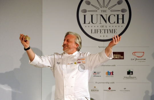 Galleria fotografica






Lo squadrone di Identità Londra al The Georgian di Harrods: in prima fila si riconoscono, da sinistra, Gennaro Esposito, Giuseppe Silvestri, Massimo Bottura, Luciano Monosilio, Carlo Cracco, Davide Scabin, Enrico e Roberto Cerea













L'Uovo in camicia allo zafferano, zucchine e cozze di Carlo Cracco








La carbonara di Luciano Monosilio








Trancio di pesce bianco scottato, variazione di clorofille e battuto di erbe aromatiche di Gennaro Esposito








Enrico Cerea, Da Vittorio a Brusaporto (Bergamo)








Luciano Monosilio, Pipero al Rex (Roma)




















