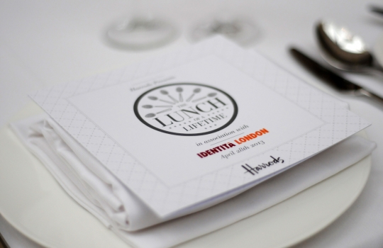 Galleria fotografica






Lo squadrone di Identità Londra al The Georgian di Harrods: in prima fila si riconoscono, da sinistra, Gennaro Esposito, Giuseppe Silvestri, Massimo Bottura, Luciano Monosilio, Carlo Cracco, Davide Scabin, Enrico e Roberto Cerea













L'Uovo in camicia allo zafferano, zucchine e cozze di Carlo Cracco








La carbonara di Luciano Monosilio








Trancio di pesce bianco scottato, variazione di clorofille e battuto di erbe aromatiche di Gennaro Esposito








Enrico Cerea, Da Vittorio a Brusaporto (Bergamo)








Luciano Monosilio, Pipero al Rex (Roma)























Davide Scabin, Combal.Zero di Rivoli (Torino)





