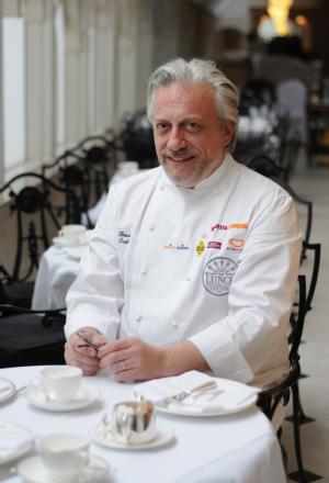 Galleria fotografica






Lo squadrone di Identità Londra al The Georgian di Harrods: in prima fila si riconoscono, da sinistra, Gennaro Esposito, Giuseppe Silvestri, Massimo Bottura, Luciano Monosilio, Carlo Cracco, Davide Scabin, Enrico e Roberto Cerea













Massimo Bottura, Osteria Francescana (Modena)








Giuseppe Silvestri, head chef di Harrods








L'Uovo in camicia allo zafferano, zucchine e cozze di Carlo Cracco








La carbonara di Luciano Monosilio








Trancio di pesce bianco scottato, variazione di clorofille e battuto di erbe aromatiche di Gennaro Esposito








Enrico Cerea, Da Vittorio a Brusaporto (Bergamo)








Luciano Monosilio, Pipero al Rex (Roma)























I Conchiglioni di Pasta Shake di Davide Scabin








Davide Scabin, Combal.Zero di Rivoli (Torino)










