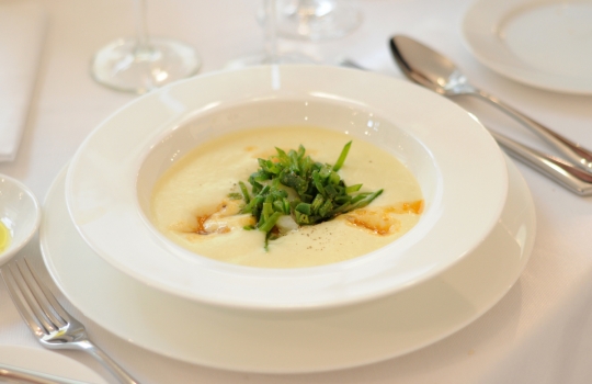 Galleria fotografica






Lo squadrone di Identità Londra al The Georgian di Harrods: in prima fila si riconoscono, da sinistra, Gennaro Esposito, Giuseppe Silvestri, Massimo Bottura, Luciano Monosilio, Carlo Cracco, Davide Scabin, Enrico e Roberto Cerea













L'Uovo in camicia allo zafferano, zucchine e cozze di Carlo Cracco








La carbonara di Luciano Monosilio








Trancio di pesce bianco scottato, variazione di clorofille e battuto di erbe aromatiche di Gennaro Esposito








Enrico Cerea, Da Vittorio a Brusaporto (Bergamo)








Luciano Monosilio, Pipero al Rex (Roma)























Davide Scabin, Combal.Zero di Rivoli (Torino)















