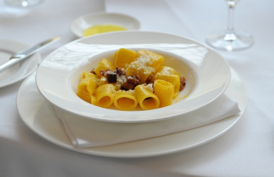 Galleria fotografica






Lo squadrone di Identità Londra al The Georgian di Harrods: in prima fila si riconoscono, da sinistra, Gennaro Esposito, Giuseppe Silvestri, Massimo Bottura, Luciano Monosilio, Carlo Cracco, Davide Scabin, Enrico e Roberto Cerea













L'Uovo in camicia allo zafferano, zucchine e cozze di Carlo Cracco








La carbonara di Luciano Monosilio








Trancio di pesce bianco scottato, variazione di clorofille e battuto di erbe aromatiche di Gennaro Esposito








Enrico Cerea, Da Vittorio a Brusaporto (Bergamo)








Luciano Monosilio, Pipero al Rex (Roma)























Davide Scabin, Combal.Zero di Rivoli (Torino)


















L'Insalatina di baccalà con le sue trippe e spuma di patate affumicate, piatto firmato dai fratelli Enrico e Roberto Cerea





