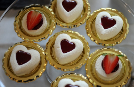 Galleria fotografica






Lo squadrone di Identità Londra al The Georgian di Harrods: in prima fila si riconoscono, da sinistra, Gennaro Esposito, Giuseppe Silvestri, Massimo Bottura, Luciano Monosilio, Carlo Cracco, Davide Scabin, Enrico e Roberto Cerea













L'Uovo in camicia allo zafferano, zucchine e cozze di Carlo Cracco








La carbonara di Luciano Monosilio








Trancio di pesce bianco scottato, variazione di clorofille e battuto di erbe aromatiche di Gennaro Esposito








Enrico Cerea, Da Vittorio a Brusaporto (Bergamo)








Luciano Monosilio, Pipero al Rex (Roma)























Davide Scabin, Combal.Zero di Rivoli (Torino)


















L'Insalatina di baccalà con le sue trippe e spuma di patate affumicate, piatto firmato dai fratelli Enrico e Roberto Cerea













Pasta shake










