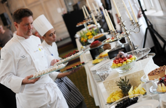 Galleria fotografica






Lo squadrone di Identità Londra al The Georgian di Harrods: in prima fila si riconoscono, da sinistra, Gennaro Esposito, Giuseppe Silvestri, Massimo Bottura, Luciano Monosilio, Carlo Cracco, Davide Scabin, Enrico e Roberto Cerea













L'Uovo in camicia allo zafferano, zucchine e cozze di Carlo Cracco








La carbonara di Luciano Monosilio








Trancio di pesce bianco scottato, variazione di clorofille e battuto di erbe aromatiche di Gennaro Esposito








Enrico Cerea, Da Vittorio a Brusaporto (Bergamo)








Luciano Monosilio, Pipero al Rex (Roma)























Davide Scabin, Combal.Zero di Rivoli (Torino)


















L'Insalatina di baccalà con le sue trippe e spuma di patate affumicate, piatto firmato dai fratelli Enrico e Roberto Cerea













Pasta shake













Una piccola parte del carello dei dolci dei Cerea





