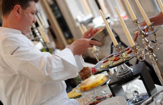 Galleria fotografica






Lo squadrone di Identità Londra al The Georgian di Harrods: in prima fila si riconoscono, da sinistra, Gennaro Esposito, Giuseppe Silvestri, Massimo Bottura, Luciano Monosilio, Carlo Cracco, Davide Scabin, Enrico e Roberto Cerea













L'Uovo in camicia allo zafferano, zucchine e cozze di Carlo Cracco








La carbonara di Luciano Monosilio








Trancio di pesce bianco scottato, variazione di clorofille e battuto di erbe aromatiche di Gennaro Esposito








Enrico Cerea, Da Vittorio a Brusaporto (Bergamo)








Luciano Monosilio, Pipero al Rex (Roma)























Davide Scabin, Combal.Zero di Rivoli (Torino)


















L'Insalatina di baccalà con le sue trippe e spuma di patate affumicate, piatto firmato dai fratelli Enrico e Roberto Cerea













Pasta shake













Una piccola parte del carello dei dolci dei Cerea










