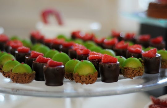 Galleria fotografica






Lo squadrone di Identità Londra al The Georgian di Harrods: in prima fila si riconoscono, da sinistra, Gennaro Esposito, Giuseppe Silvestri, Massimo Bottura, Luciano Monosilio, Carlo Cracco, Davide Scabin, Enrico e Roberto Cerea













L'Uovo in camicia allo zafferano, zucchine e cozze di Carlo Cracco








La carbonara di Luciano Monosilio








Trancio di pesce bianco scottato, variazione di clorofille e battuto di erbe aromatiche di Gennaro Esposito








Enrico Cerea, Da Vittorio a Brusaporto (Bergamo)








Luciano Monosilio, Pipero al Rex (Roma)























Davide Scabin, Combal.Zero di Rivoli (Torino)


















L'Insalatina di baccalà con le sue trippe e spuma di patate affumicate, piatto firmato dai fratelli Enrico e Roberto Cerea













Pasta shake













Una piccola parte del carello dei dolci dei Cerea













Enrico Cerea e il suo mondo di golosità dolci





