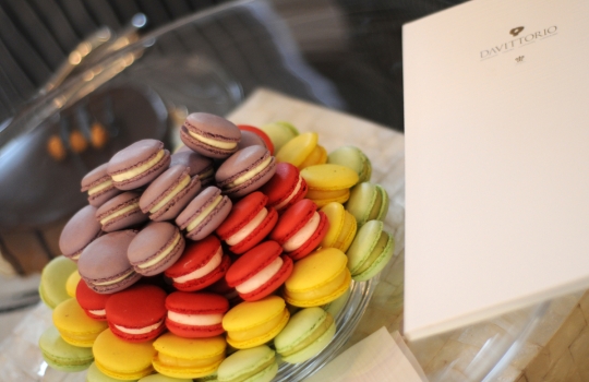 Galleria fotografica






Lo squadrone di Identità Londra al The Georgian di Harrods: in prima fila si riconoscono, da sinistra, Gennaro Esposito, Giuseppe Silvestri, Massimo Bottura, Luciano Monosilio, Carlo Cracco, Davide Scabin, Enrico e Roberto Cerea













L'Uovo in camicia allo zafferano, zucchine e cozze di Carlo Cracco








La carbonara di Luciano Monosilio








Trancio di pesce bianco scottato, variazione di clorofille e battuto di erbe aromatiche di Gennaro Esposito








Enrico Cerea, Da Vittorio a Brusaporto (Bergamo)








Luciano Monosilio, Pipero al Rex (Roma)























Davide Scabin, Combal.Zero di Rivoli (Torino)


















L'Insalatina di baccalà con le sue trippe e spuma di patate affumicate, piatto firmato dai fratelli Enrico e Roberto Cerea













Pasta shake













Una piccola parte del carello dei dolci dei Cerea













Enrico Cerea e il suo mondo di golosità dolci










