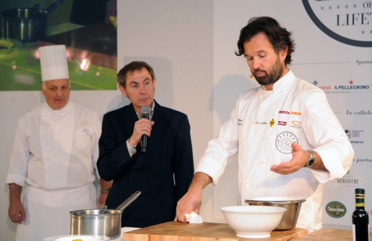 Galleria fotografica






Lo squadrone di Identità Londra al The Georgian di Harrods: in prima fila si riconoscono, da sinistra, Gennaro Esposito, Giuseppe Silvestri, Massimo Bottura, Luciano Monosilio, Carlo Cracco, Davide Scabin, Enrico e Roberto Cerea













L'Uovo in camicia allo zafferano, zucchine e cozze di Carlo Cracco








La carbonara di Luciano Monosilio








Trancio di pesce bianco scottato, variazione di clorofille e battuto di erbe aromatiche di Gennaro Esposito








Enrico Cerea, Da Vittorio a Brusaporto (Bergamo)








Luciano Monosilio, Pipero al Rex (Roma)























Davide Scabin, Combal.Zero di Rivoli (Torino)


















L'Insalatina di baccalà con le sue trippe e spuma di patate affumicate, piatto firmato dai fratelli Enrico e Roberto Cerea













Pasta shake













Una piccola parte del carello dei dolci dei Cerea













Enrico Cerea e il suo mondo di golosità dolci















