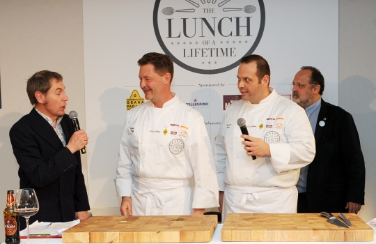 Galleria fotografica






Lo squadrone di Identità Londra al The Georgian di Harrods: in prima fila si riconoscono, da sinistra, Gennaro Esposito, Giuseppe Silvestri, Massimo Bottura, Luciano Monosilio, Carlo Cracco, Davide Scabin, Enrico e Roberto Cerea













L'Uovo in camicia allo zafferano, zucchine e cozze di Carlo Cracco








La carbonara di Luciano Monosilio








Trancio di pesce bianco scottato, variazione di clorofille e battuto di erbe aromatiche di Gennaro Esposito








Enrico Cerea, Da Vittorio a Brusaporto (Bergamo)








Luciano Monosilio, Pipero al Rex (Roma)























Davide Scabin, Combal.Zero di Rivoli (Torino)


















L'Insalatina di baccalà con le sue trippe e spuma di patate affumicate, piatto firmato dai fratelli Enrico e Roberto Cerea













Pasta shake













Una piccola parte del carello dei dolci dei Cerea













Enrico Cerea e il suo mondo di golosità dolci


















Carlo Cracco, ristorante Cracco di Milano con il giornalista britannico Nigel Barden





