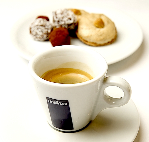 Galleria fotografica





















Schegge di Grana Padano, fettine di prosciutto crudi e Ferrari Maximum Brut come aperitivo a Stelle di Stelle


















Acciughe del Cantabrico, salsa tonnata e nocciole del Piemonte













Code di scampi con crema di mandorle e Roveja








Solosole, Vermentino Igt Toscana 2012, Poggio al Tesoro, cosa di meglio per le code di scampi?








Trento Doc Ferrari Perlè 2007 per la polentina dei fratelli Cerea








Gli Gnocchi ripieni con cuore di fonduta al tartufo bianco








Per accompagnare gli gnocchi il Barbera Monferrato Doc Villa Sparina 2012








Branzino allo zafferano con pomodori gialli








Il Gavi Docg Ottosoldi 2013 accompagnerà per tutto il mese di ottobre il branziono in giallo dei Cerea








Effetti speciali








Midori - Crema di avocado, macadamia caramellate e sorbetto allo yogurt








Giovanni Allegrini, Recioto della Valpolicella Classico Docg 2010





