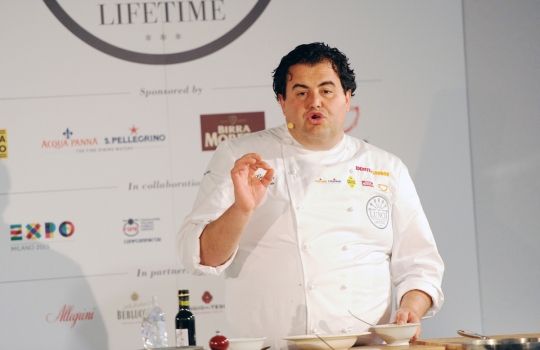 Galleria fotografica






Lo squadrone di Identità Londra al The Georgian di Harrods: in prima fila si riconoscono, da sinistra, Gennaro Esposito, Giuseppe Silvestri, Massimo Bottura, Luciano Monosilio, Carlo Cracco, Davide Scabin, Enrico e Roberto Cerea













L'Uovo in camicia allo zafferano, zucchine e cozze di Carlo Cracco








La carbonara di Luciano Monosilio








Trancio di pesce bianco scottato, variazione di clorofille e battuto di erbe aromatiche di Gennaro Esposito








Enrico Cerea, Da Vittorio a Brusaporto (Bergamo)








Luciano Monosilio, Pipero al Rex (Roma)























Davide Scabin, Combal.Zero di Rivoli (Torino)


















L'Insalatina di baccalà con le sue trippe e spuma di patate affumicate, piatto firmato dai fratelli Enrico e Roberto Cerea













Pasta shake













Una piccola parte del carello dei dolci dei Cerea













Enrico Cerea e il suo mondo di golosità dolci


















Carlo Cracco, ristorante Cracco di Milano con il giornalista britannico Nigel Barden










