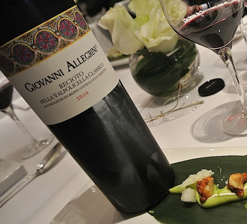 Galleria fotografica





















Schegge di Grana Padano, fettine di prosciutto crudi e Ferrari Maximum Brut come aperitivo a Stelle di Stelle


















Acciughe del Cantabrico, salsa tonnata e nocciole del Piemonte













Code di scampi con crema di mandorle e Roveja








Solosole, Vermentino Igt Toscana 2012, Poggio al Tesoro, cosa di meglio per le code di scampi?








Trento Doc Ferrari Perlè 2007 per la polentina dei fratelli Cerea








Gli Gnocchi ripieni con cuore di fonduta al tartufo bianco








Per accompagnare gli gnocchi il Barbera Monferrato Doc Villa Sparina 2012








Branzino allo zafferano con pomodori gialli








Il Gavi Docg Ottosoldi 2013 accompagnerà per tutto il mese di ottobre il branziono in giallo dei Cerea








Effetti speciali








Midori - Crema di avocado, macadamia caramellate e sorbetto allo yogurt





