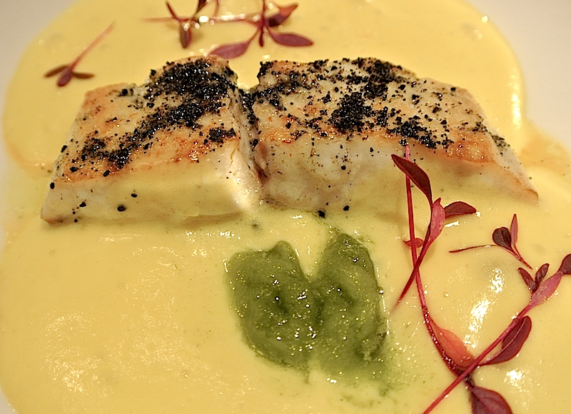 Galleria fotografica





















Schegge di Grana Padano, fettine di prosciutto crudi e Ferrari Maximum Brut come aperitivo a Stelle di Stelle


















Acciughe del Cantabrico, salsa tonnata e nocciole del Piemonte













Code di scampi con crema di mandorle e Roveja








Solosole, Vermentino Igt Toscana 2012, Poggio al Tesoro, cosa di meglio per le code di scampi?








Trento Doc Ferrari Perlè 2007 per la polentina dei fratelli Cerea








Gli Gnocchi ripieni con cuore di fonduta al tartufo bianco








Per accompagnare gli gnocchi il Barbera Monferrato Doc Villa Sparina 2012





